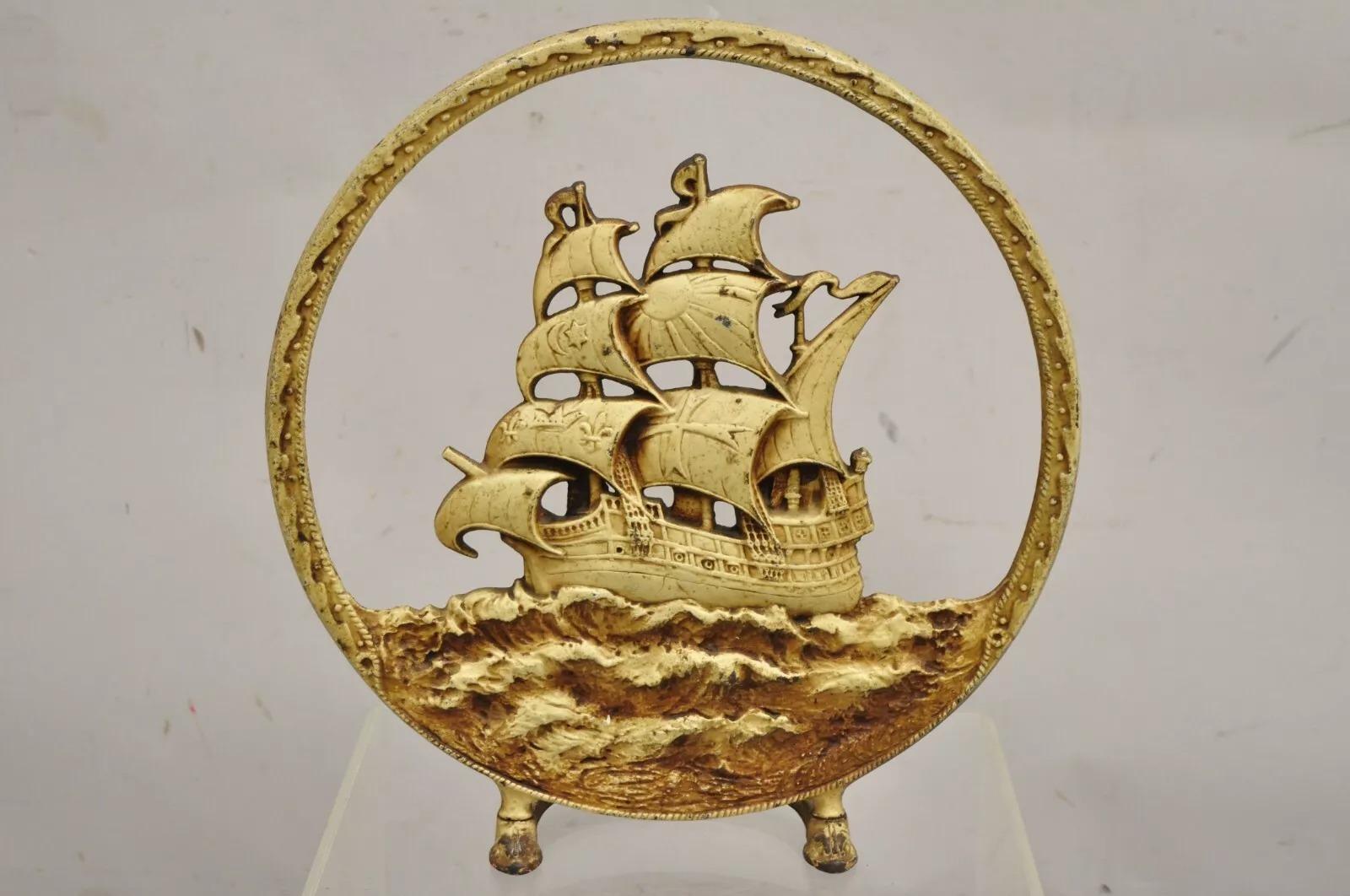 Antico fermaporta in ghisa Art Nouveau dipinto di bianco con nave pirata di grandi dimensioni in vendita 5