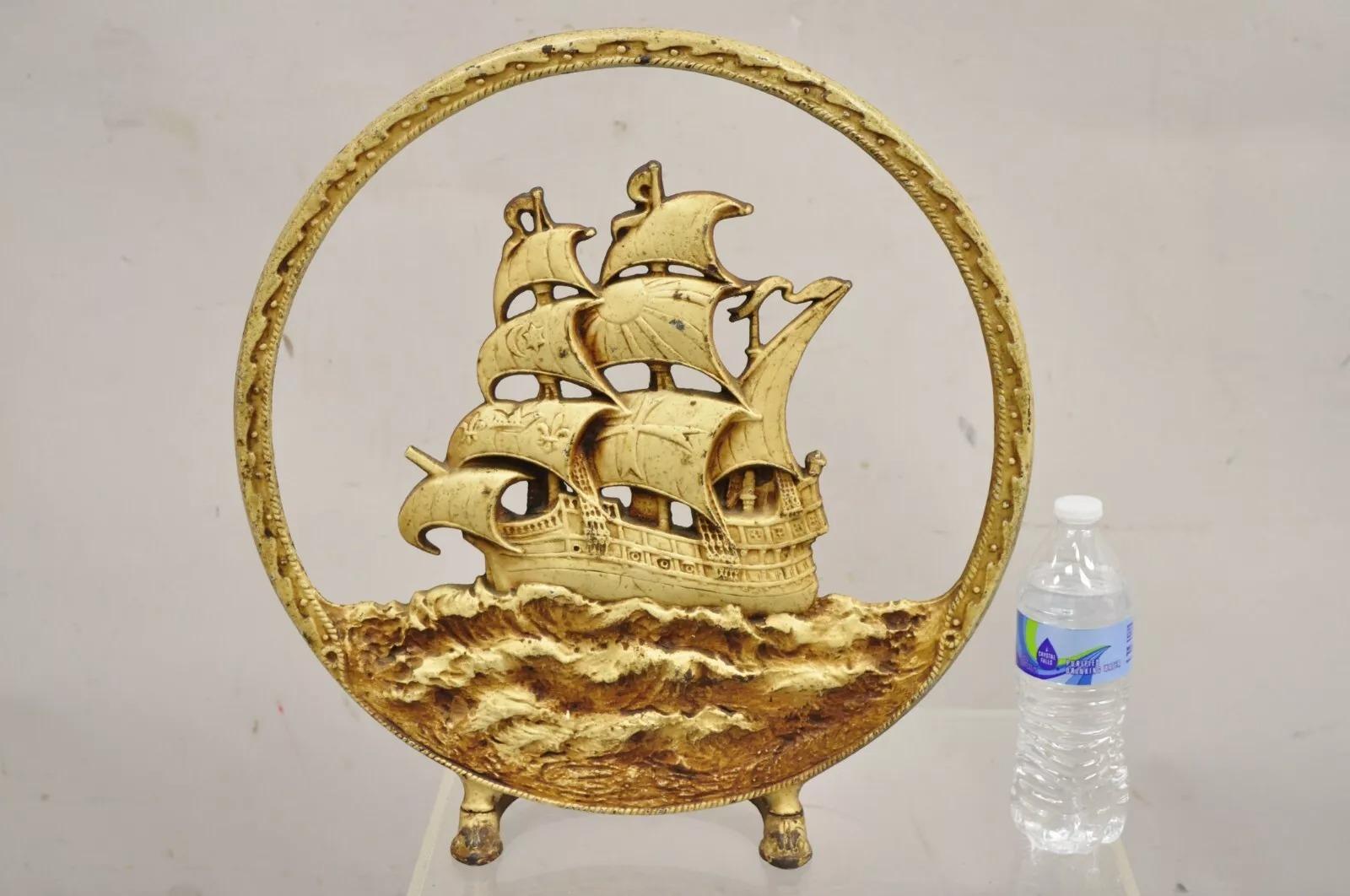 Antico fermaporta in ghisa Art Nouveau dipinto di bianco con nave pirata di grandi dimensioni. Circa all'inizio del XX secolo. Misure: 18,5