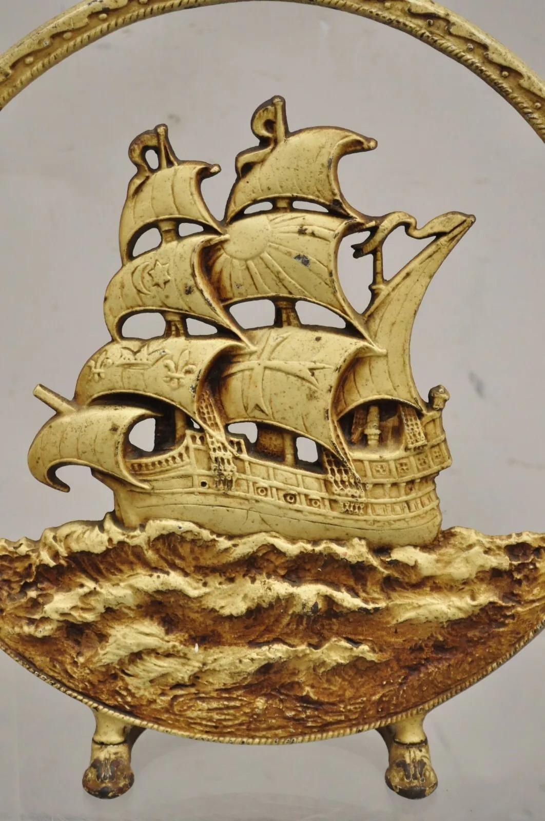 Sconosciuto Antico fermaporta in ghisa Art Nouveau dipinto di bianco con nave pirata di grandi dimensioni in vendita