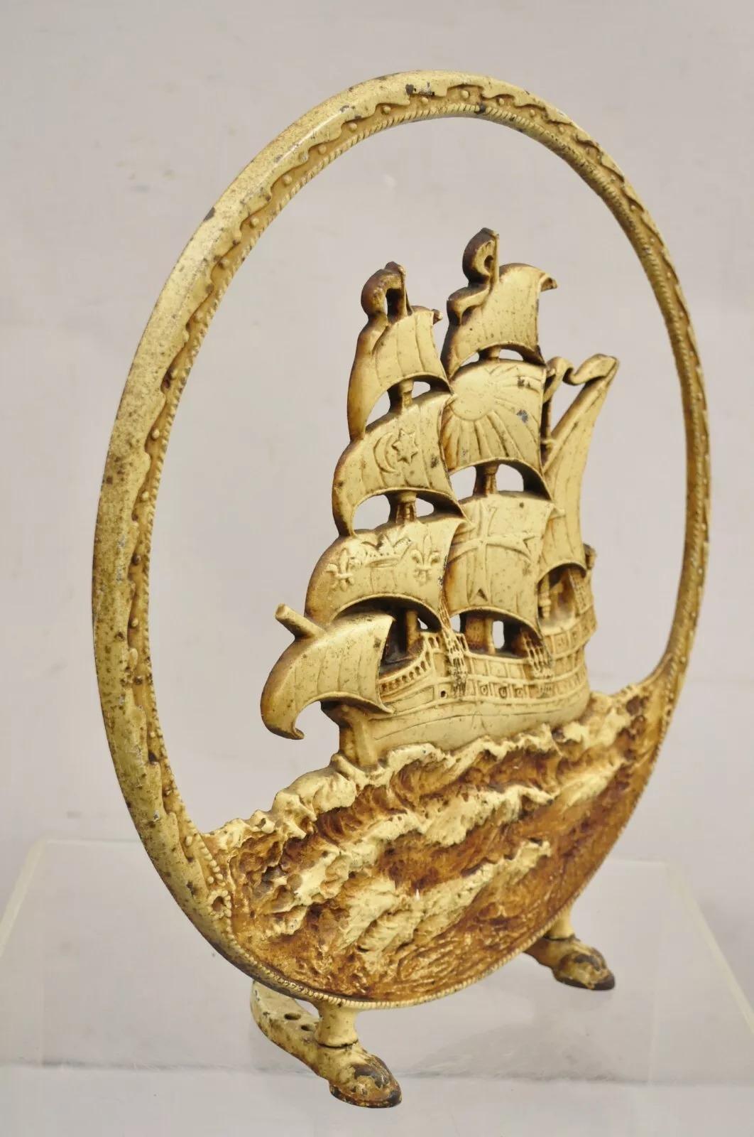 Antico fermaporta in ghisa Art Nouveau dipinto di bianco con nave pirata di grandi dimensioni In condizioni buone in vendita a Philadelphia, PA