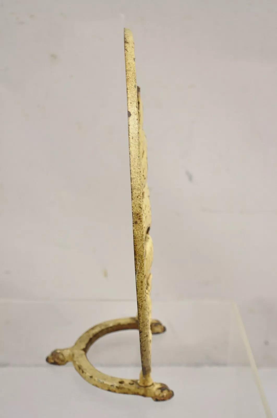 XX secolo Antico fermaporta in ghisa Art Nouveau dipinto di bianco con nave pirata di grandi dimensioni in vendita