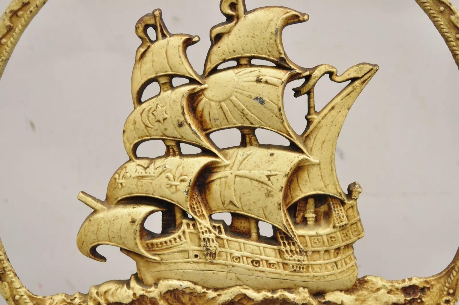 Antico fermaporta in ghisa Art Nouveau dipinto di bianco con nave pirata di grandi dimensioni in vendita 1