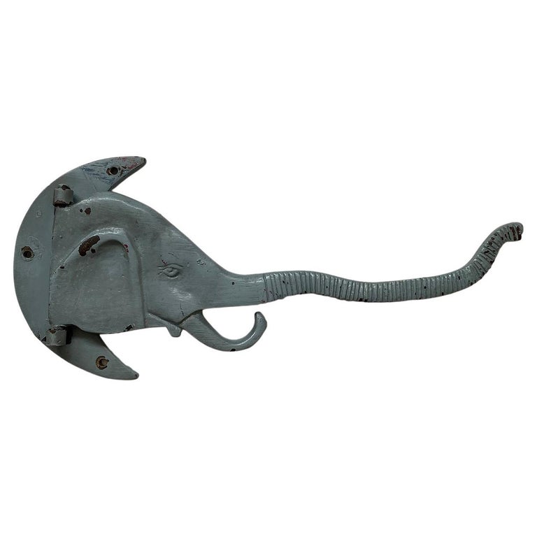 https://a.1stdibscdn.com/antique-cast-iron-articulating-elephant-wall-hook-for-sale/f_63112/f_344607421685049976406/f_34460742_1685049976749_bg_processed.jpg?width=768