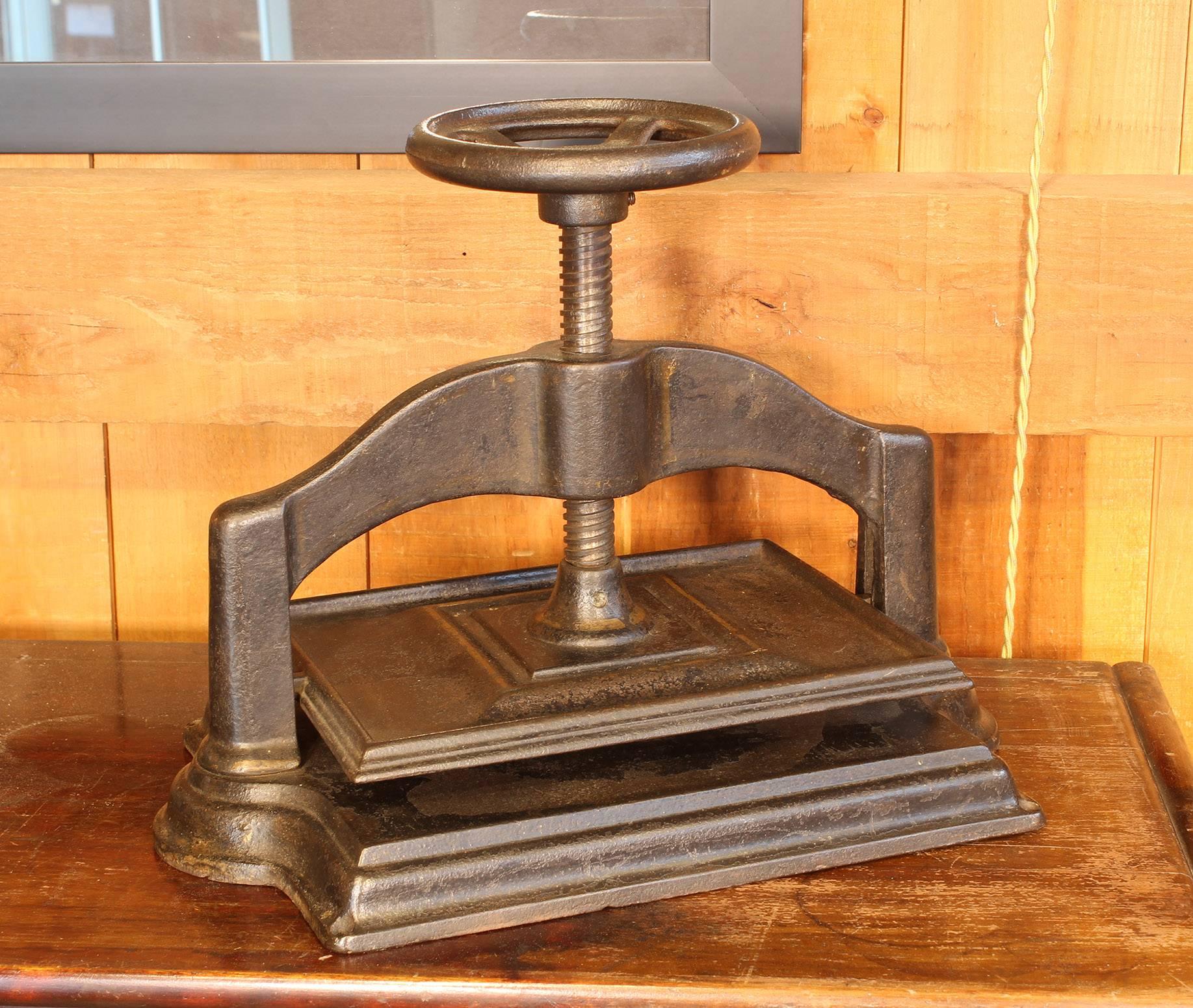 Antique Cast Iron Book Press In Distressed Condition In Oakville, CT