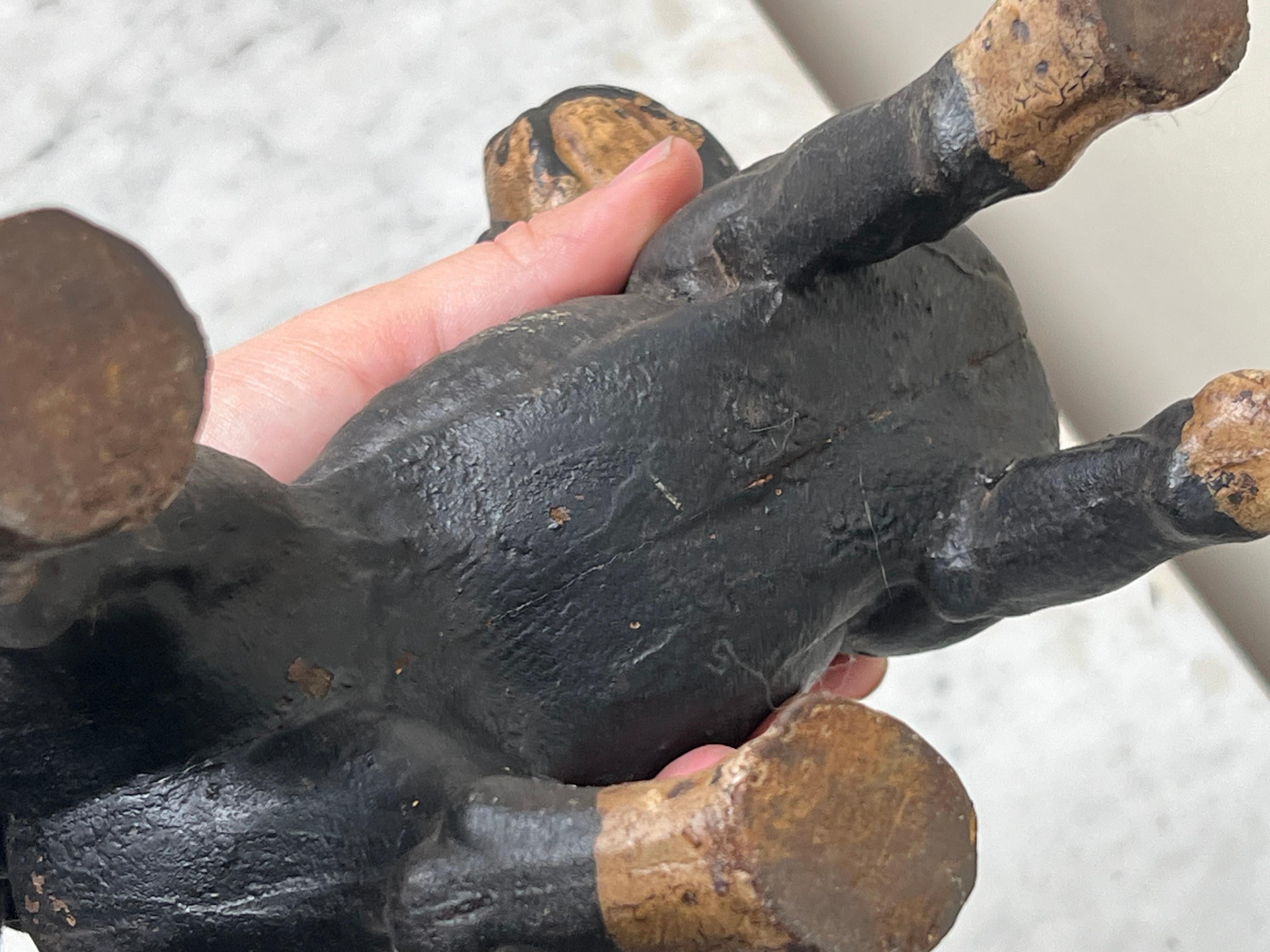 Questo affascinante fermaporta antico in ghisa Boston Terrier è un meraviglioso esempio di fusione decorativa americana dei primi del Novecento, probabilmente prodotto da Hubley o da un'altra fonderia di alta qualità operante nello stesso periodo.