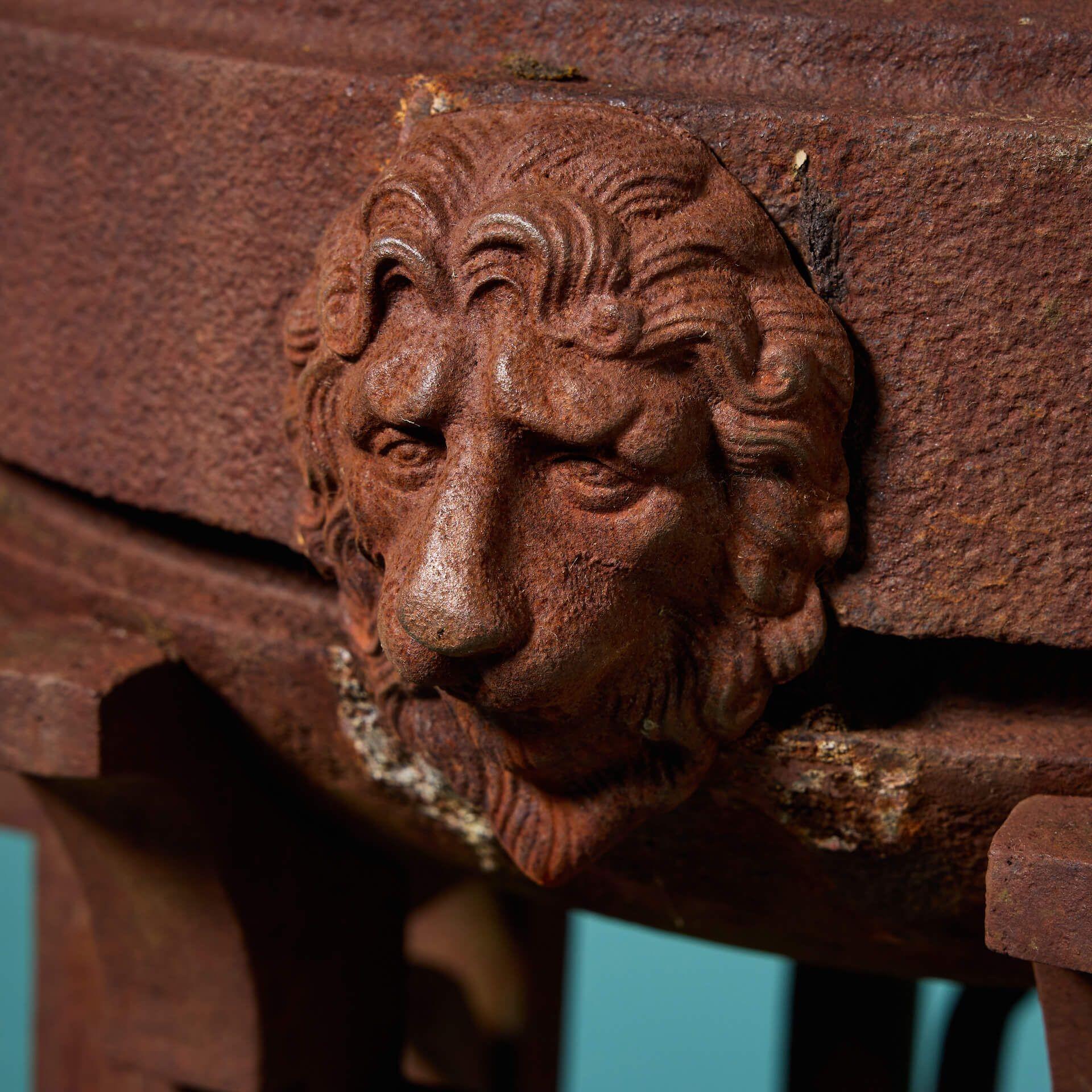 Édouardien Brazier en fer ancien orné de quatre têtes de lion en vente