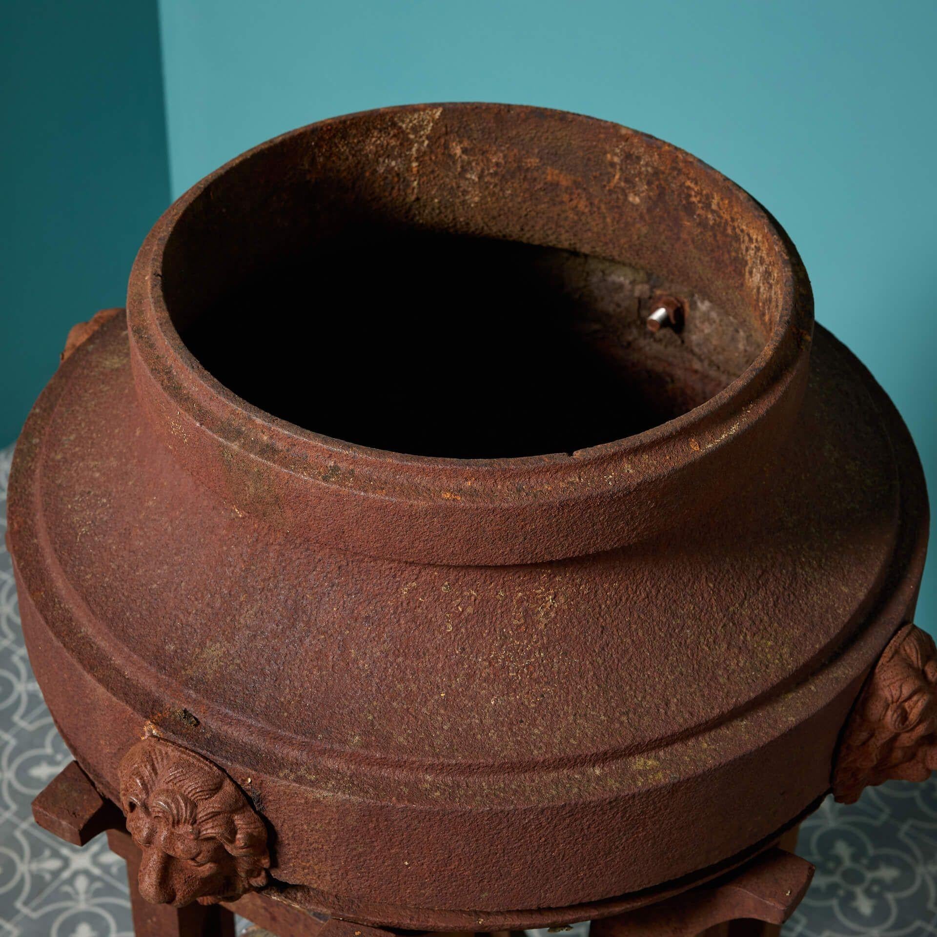 XIXe siècle Brazier en fer ancien orné de quatre têtes de lion en vente