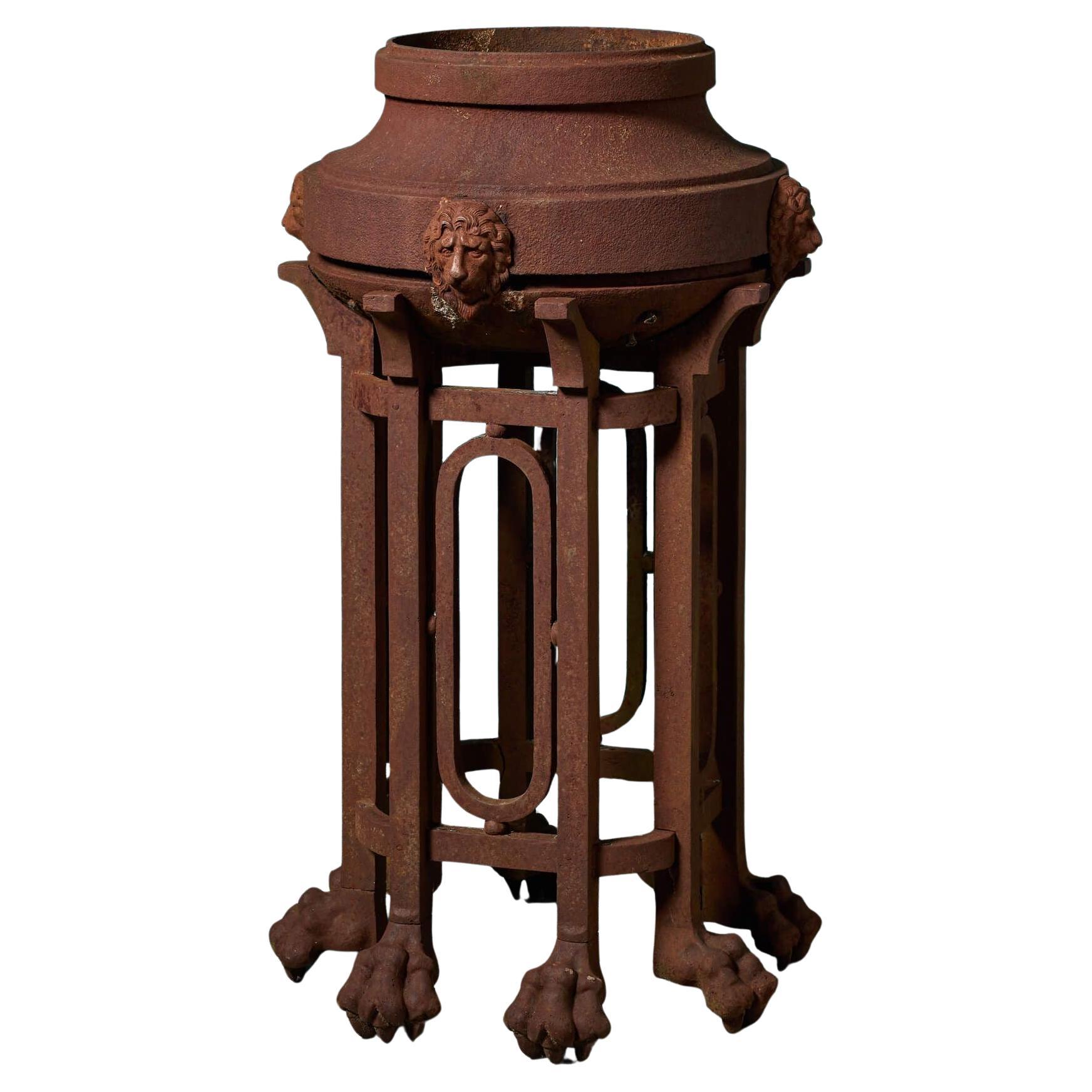 Brazier en fer ancien orné de quatre têtes de lion en vente
