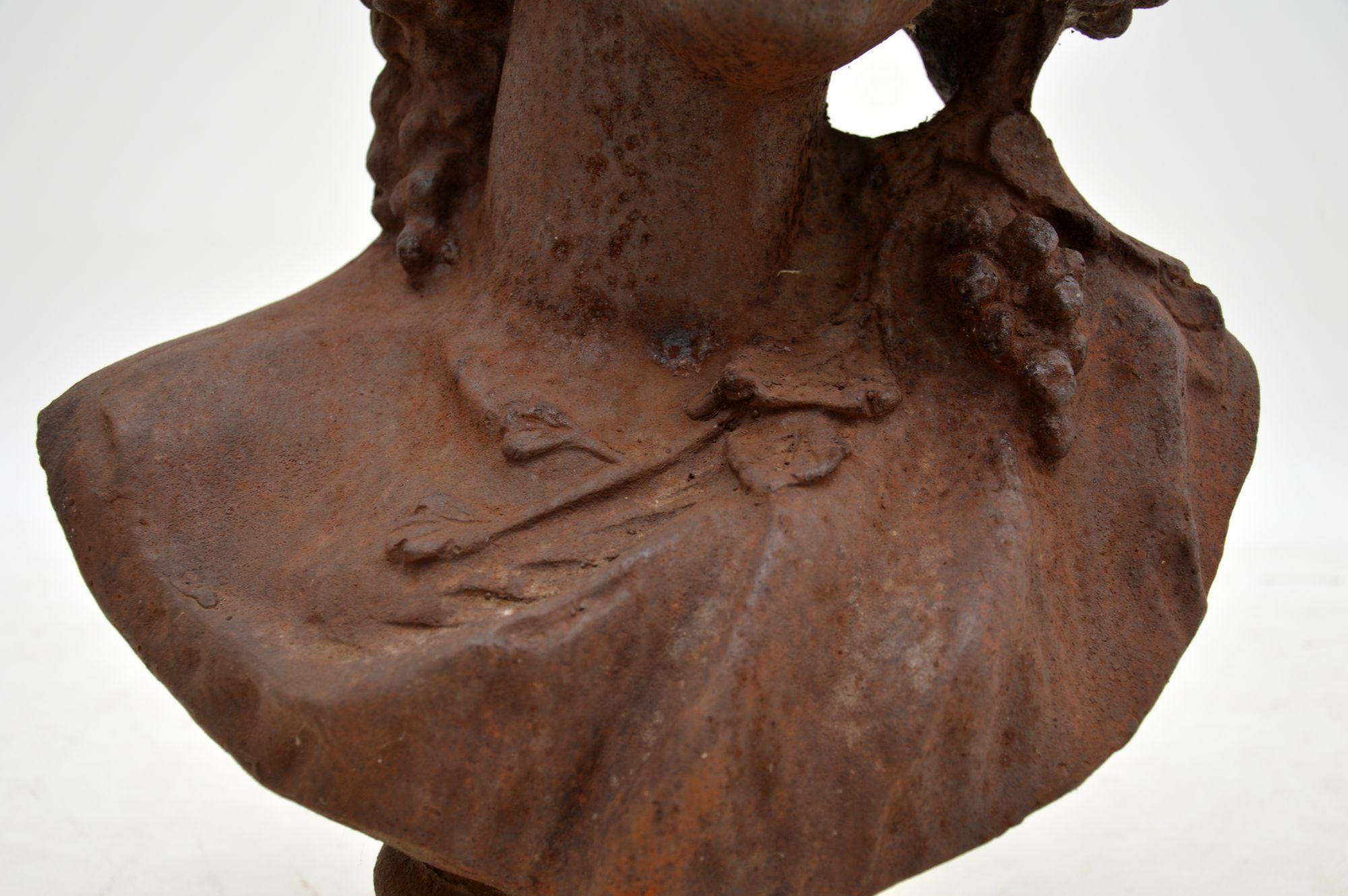 Buste de jeune femme en fonte antique en vente 1