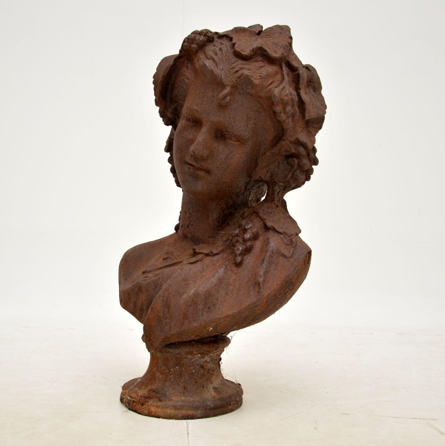 Un charmant et magnifique buste antique en fonte représentant une jeune femme avec des raisins dans les cheveux. Il a été fabriqué en Angleterre, il est difficile de le dater exactement mais nous dirions qu'il date d'environ 1900-1910.

Il est d'une