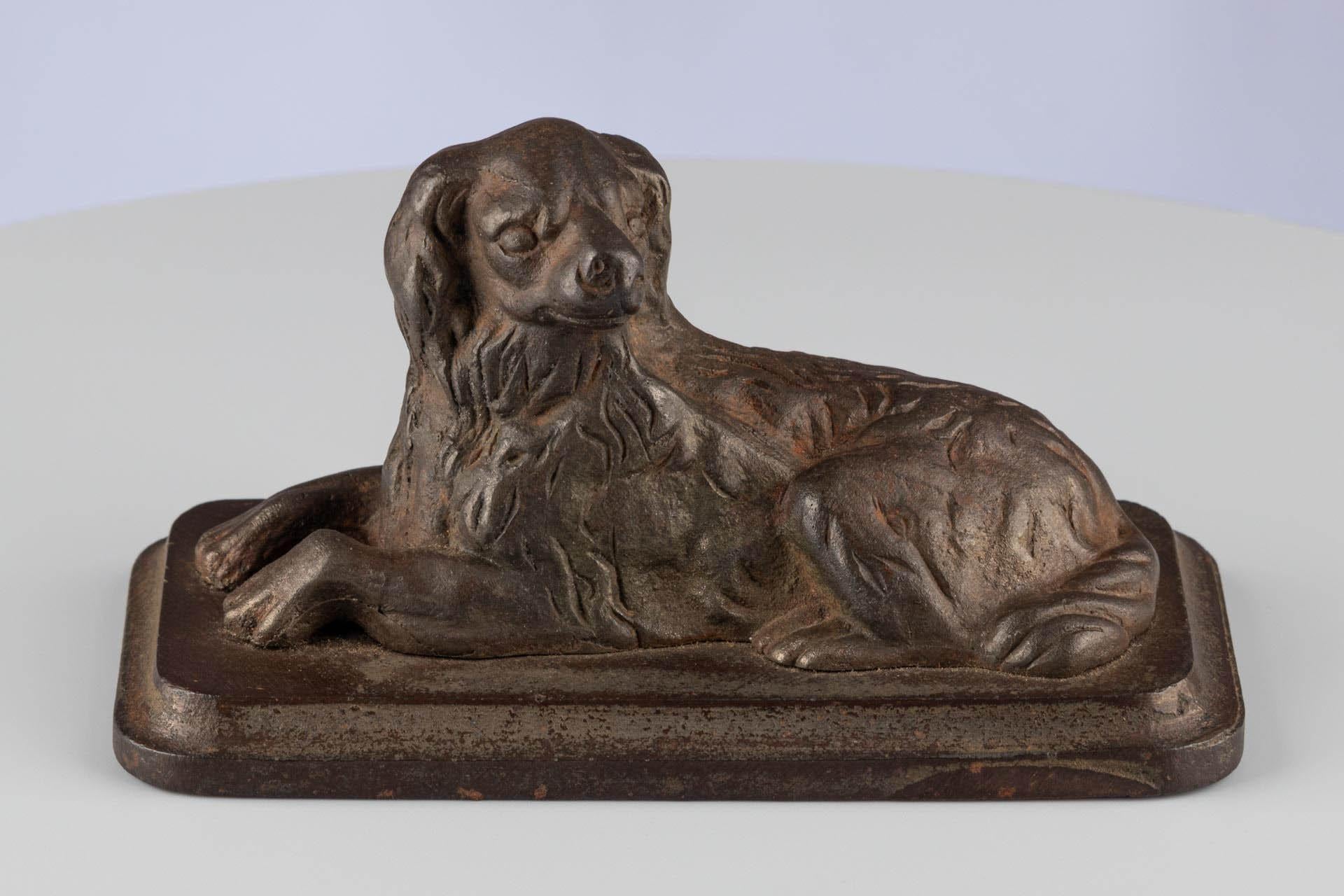 Scultura antica in ghisa di un cane

Continentale / forse inglese 
Ghisa
Fine del XIX secolo 

Dimensioni: H. H. x L. x P. 10 x 16 x 9 cm

Realizzata in ghisa, questa superba scultura di cane risale alla fine del XIX secolo, un periodo in cui questi