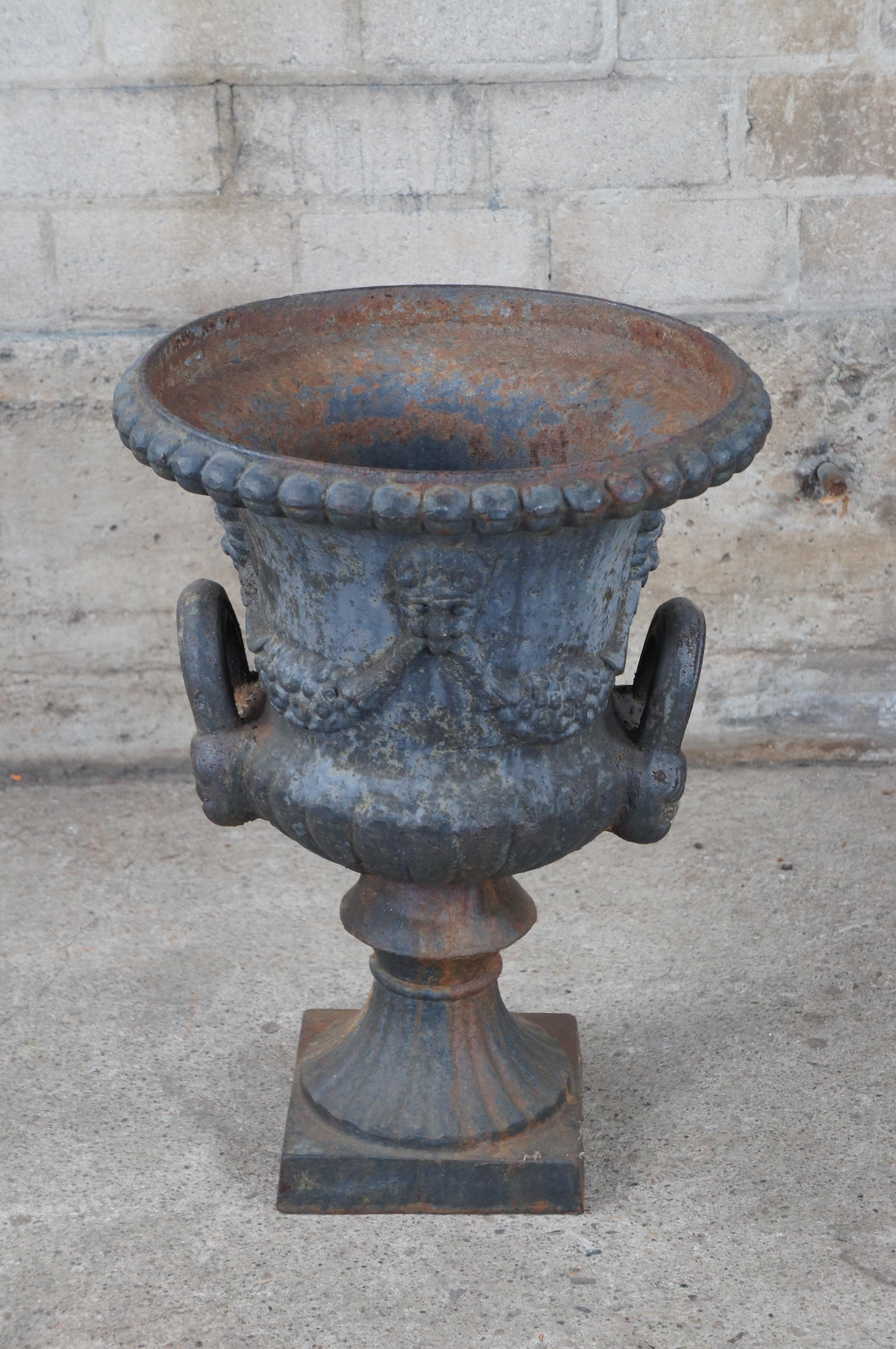 Urne de jardinage en fonte classique de style grec antique pour l'extérieur Raisins 23