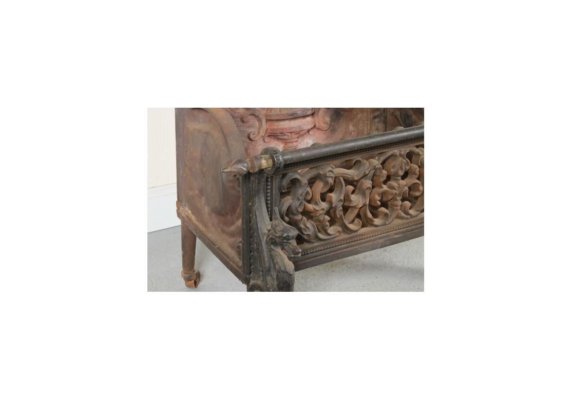 Vittoriano Antica cassetta del carbone in ghisa con gambe a forma di drago in vendita