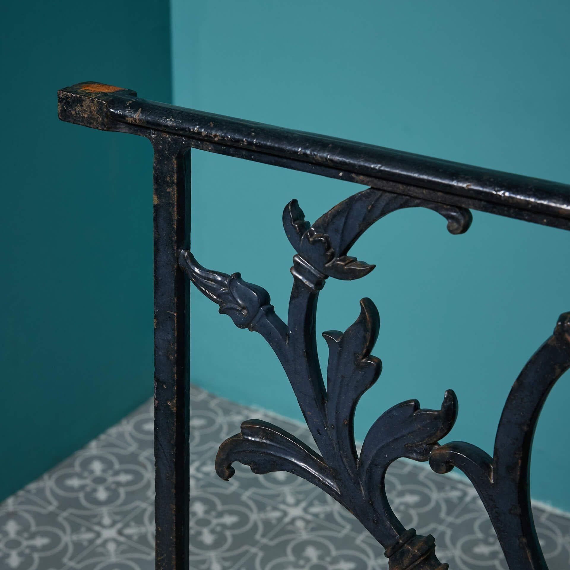Antique Cast Iron Decorative Railing Panel In Fair Condition For Sale In Wormelow, Herefordshire