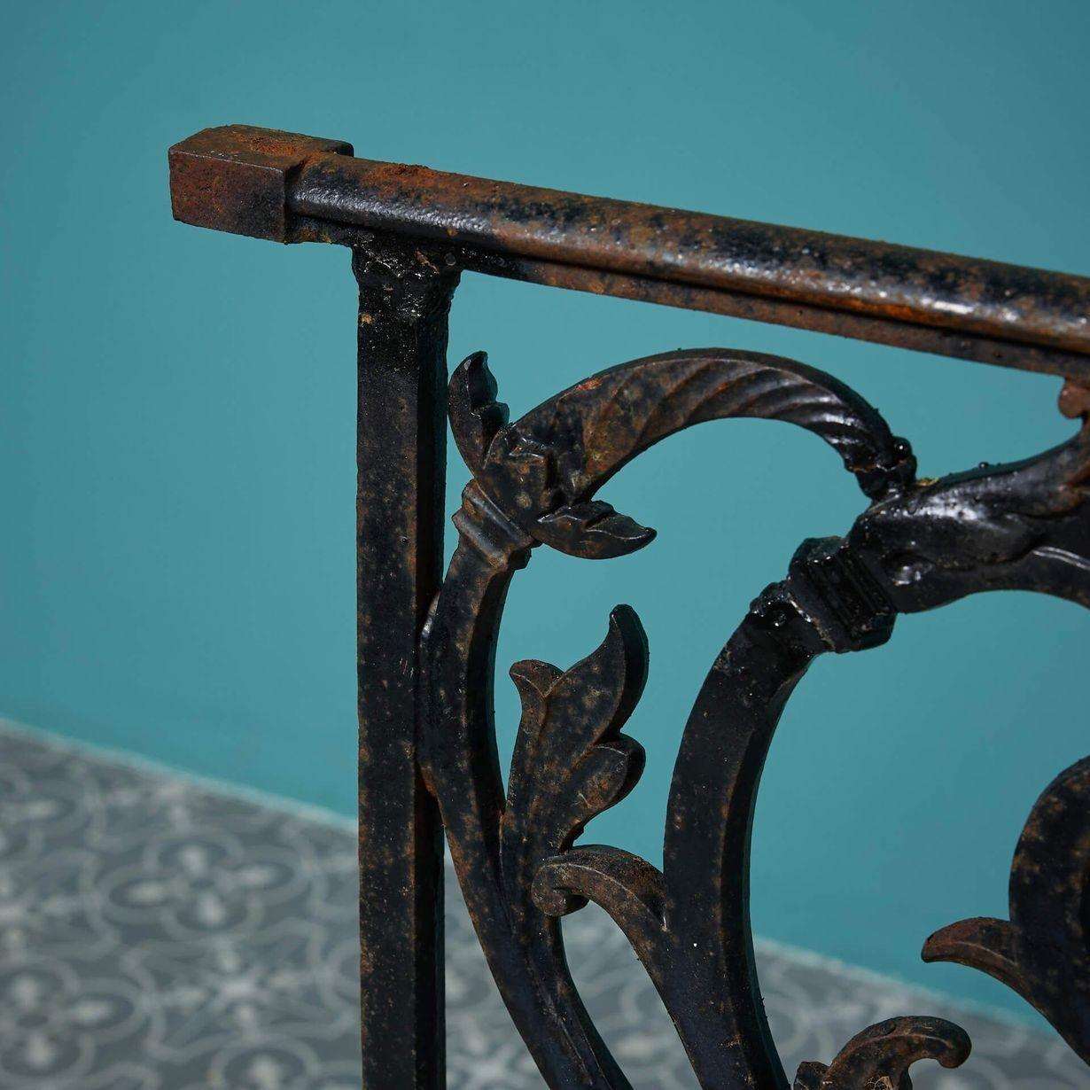 Antique Cast Iron Decorative Railing Panel In Fair Condition For Sale In Wormelow, Herefordshire