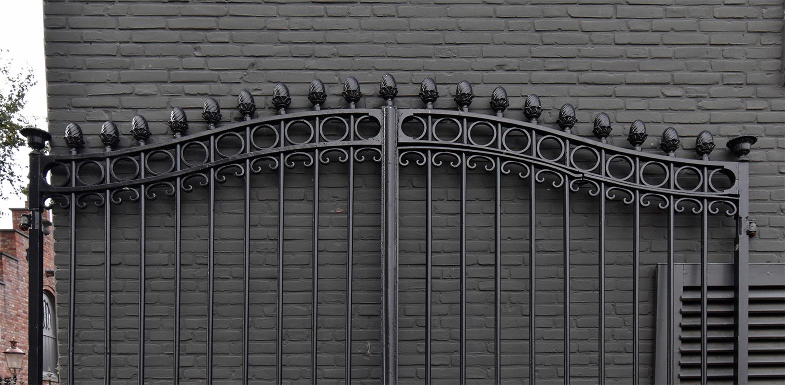 Beautiful very large antique gate from the 19th century.
Recuperated out of a mansion in France.

It has been blasted, polished and painted black.