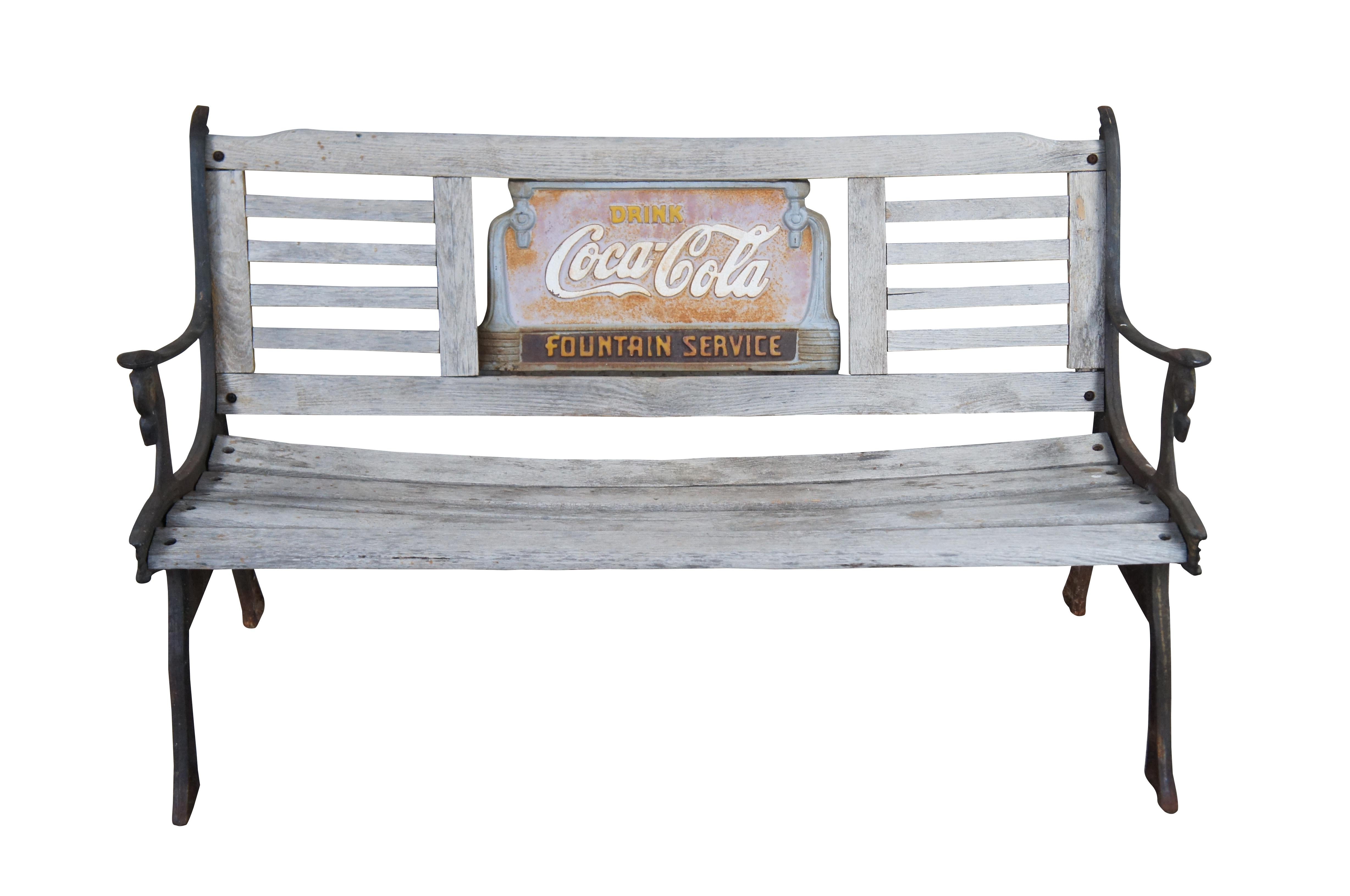 Antiguo banco de servicio de la fuente de Coca Cola.  De hierro fundido y madera, con un cartel publicitario insertado.

Dimensiones:
49