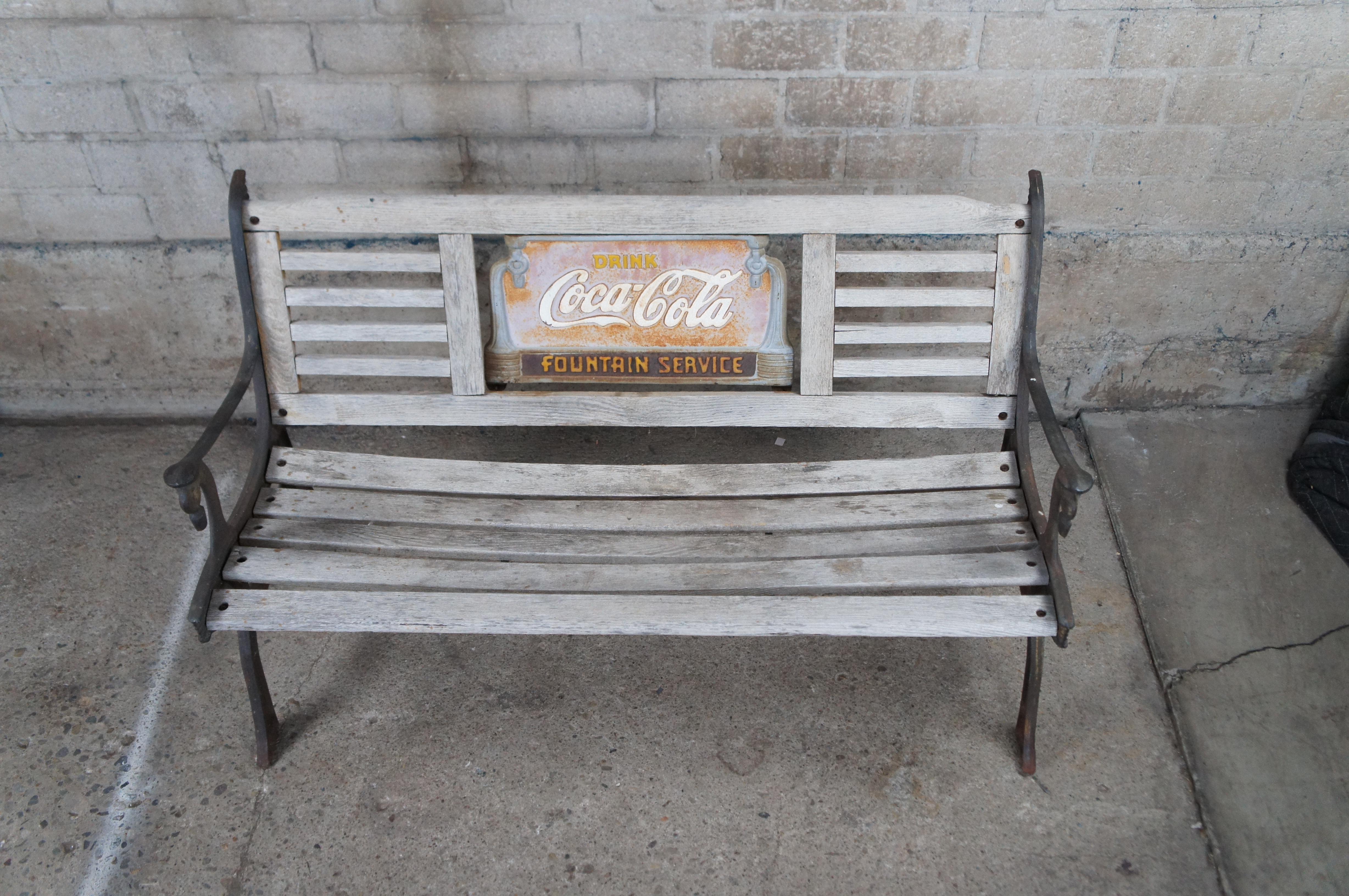 Antiguo hierro fundido Bebida Coca Cola Fuente Servicio Letrero publicitario Banco de parque clásico estadounidense