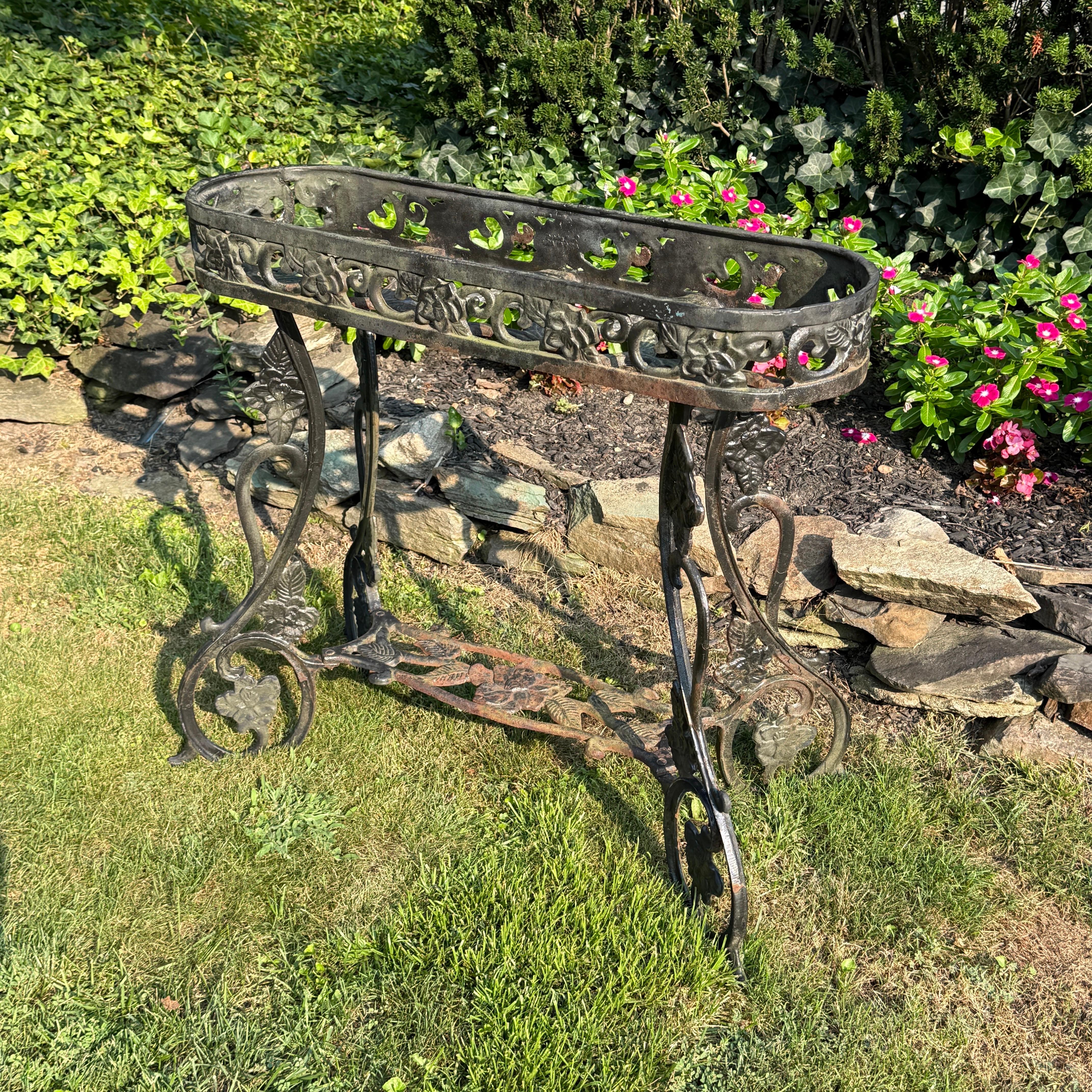 Fantastische Patina auf diesem ovalen Pflanzgefäß aus Gusseisen faux bois 