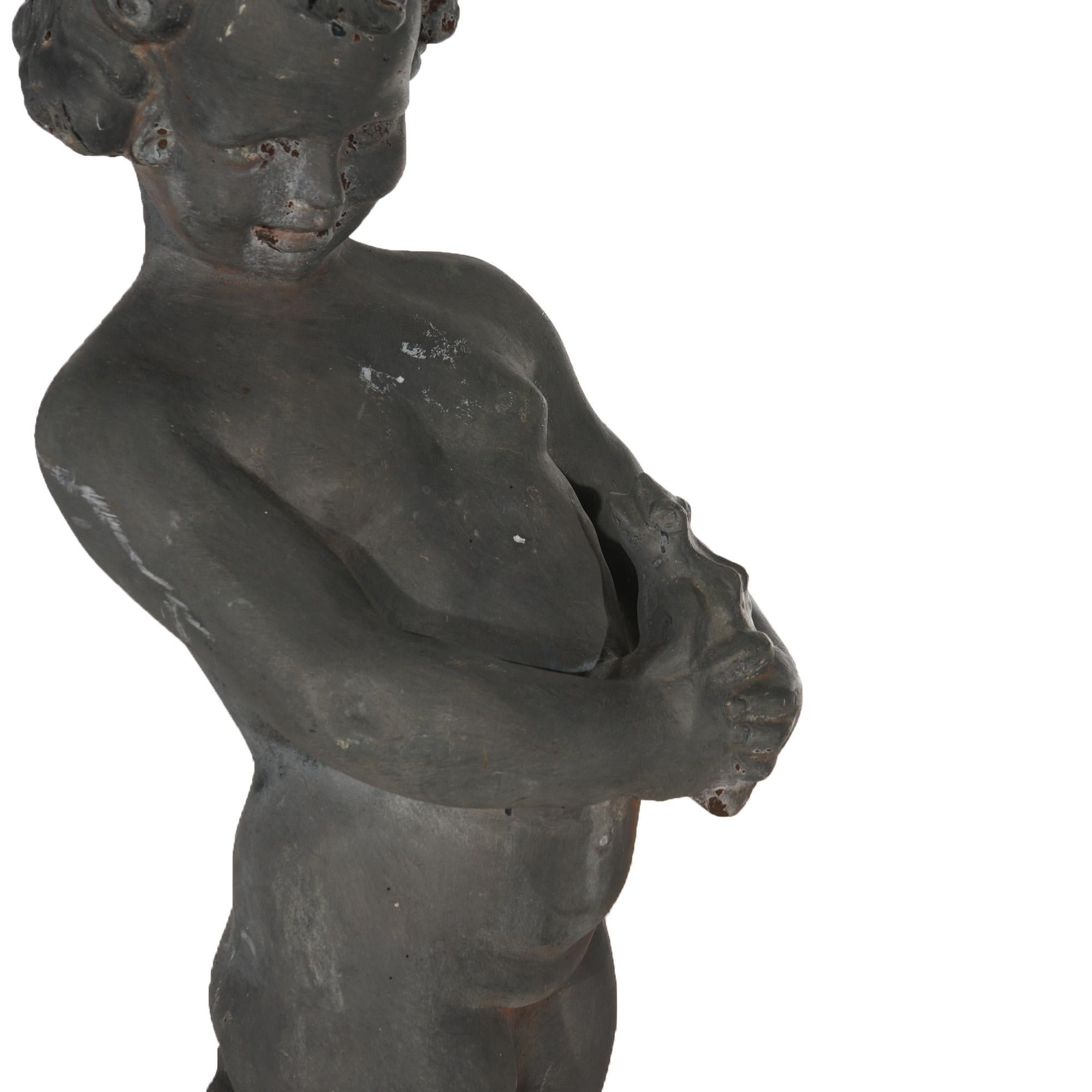 Escultura antigua de hierro fundido Figural Querubín con rana de jardín C1900 4