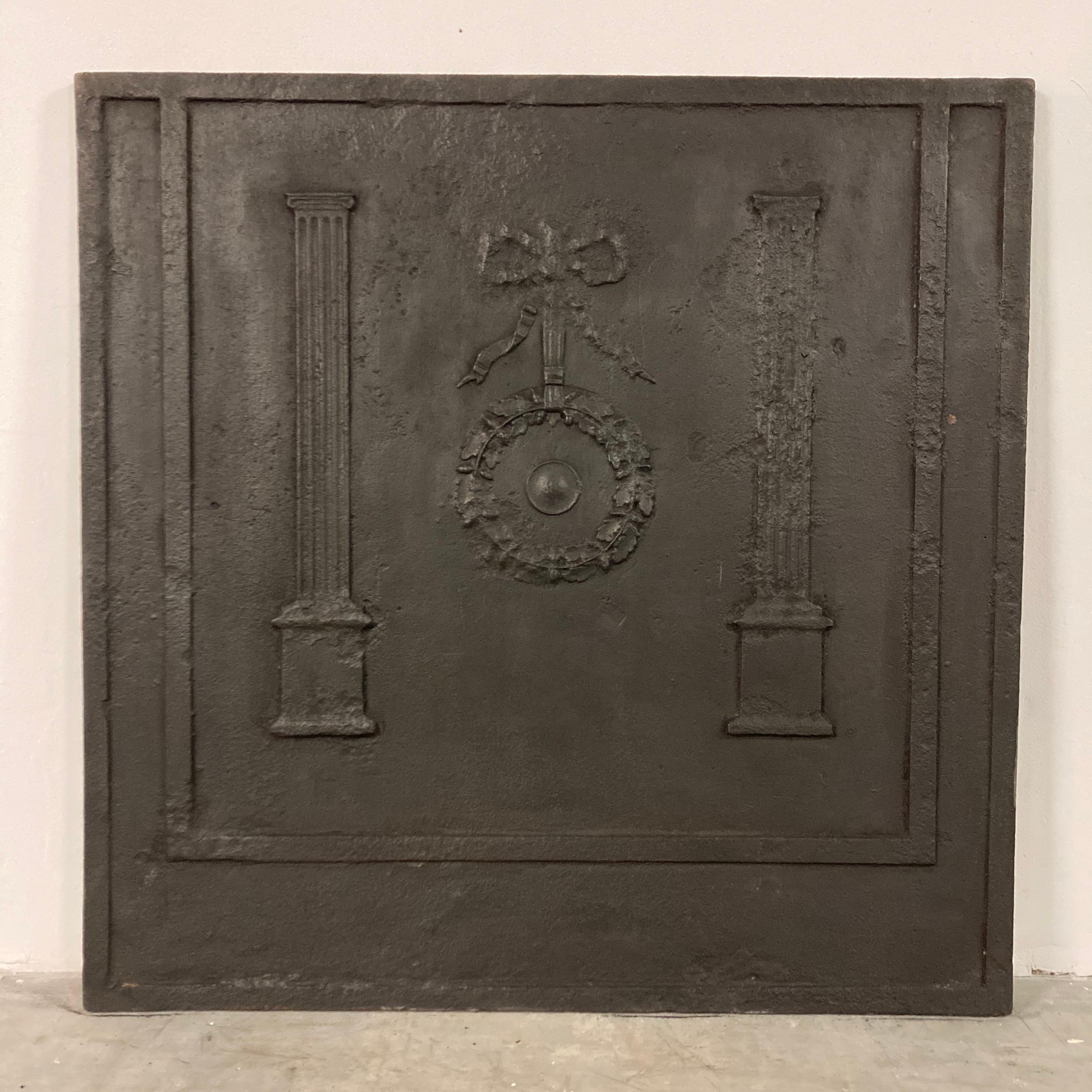 Nice architectural French cast iron fireback, 19th century
Lovely centered hanging floral wreath between to profiled columns.

Great condition, lovely used patina,.
98 x 98 x 2.