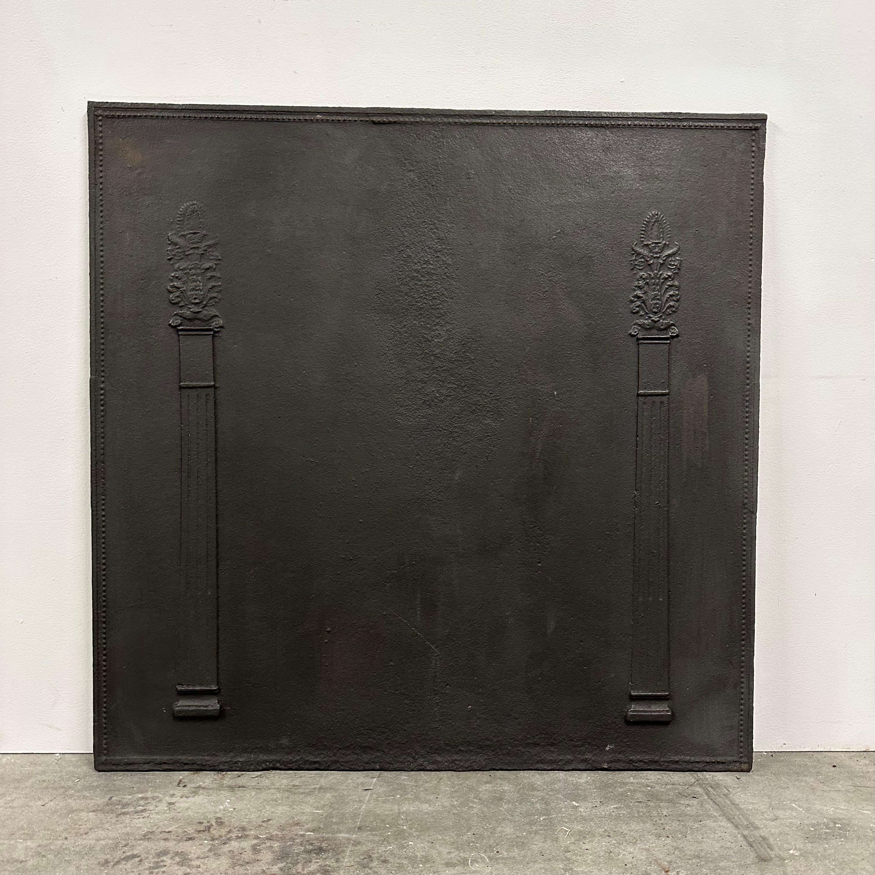 Beautifully detailed and large antique cast iron fireback.

This fireback shows very well detailed architectural columns with decorative finials.

Excellent condition, very usable dimension.
Can be placed in a fire or as an eye catching