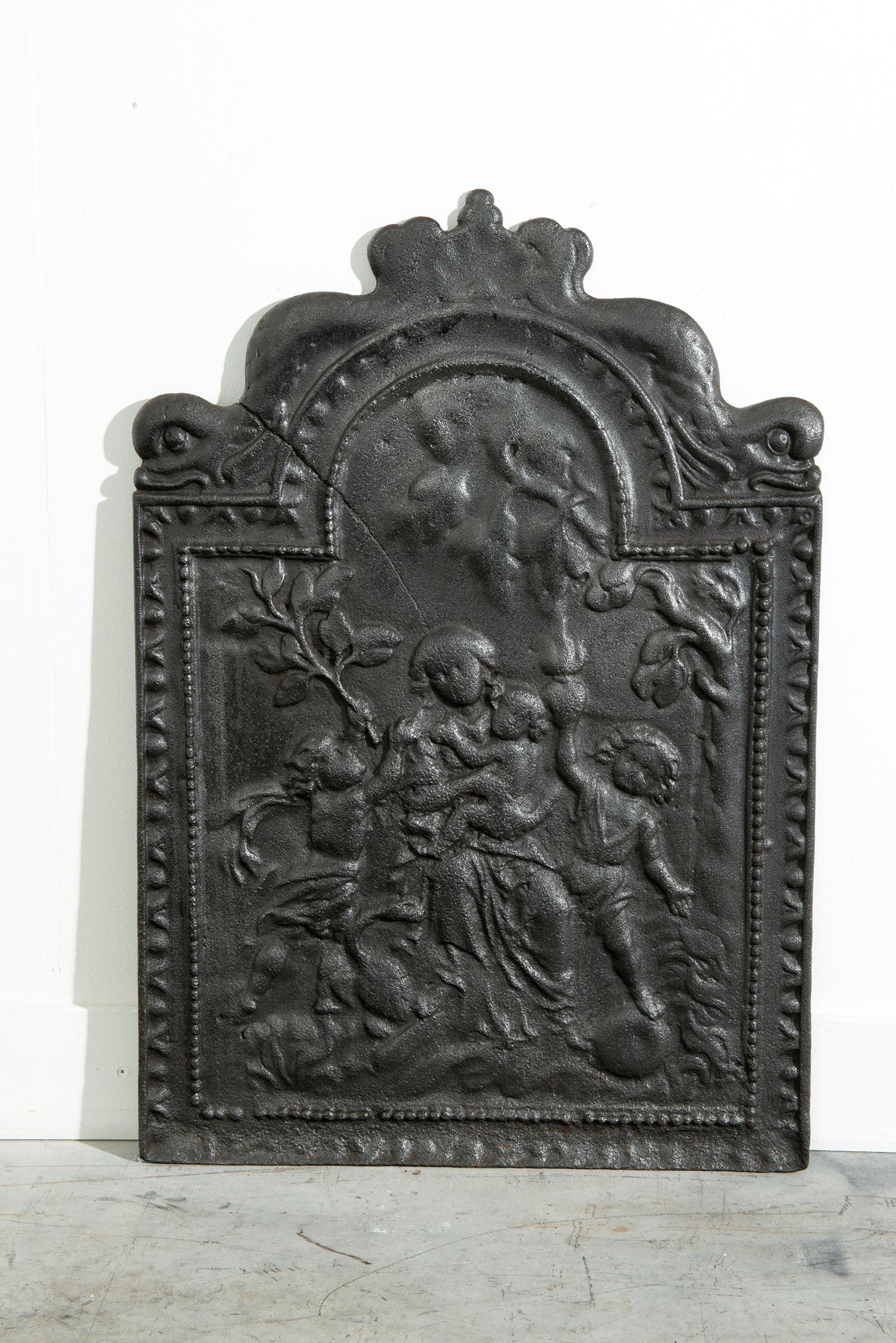 XIXe siècle Plaque de cheminée antique en fonte 