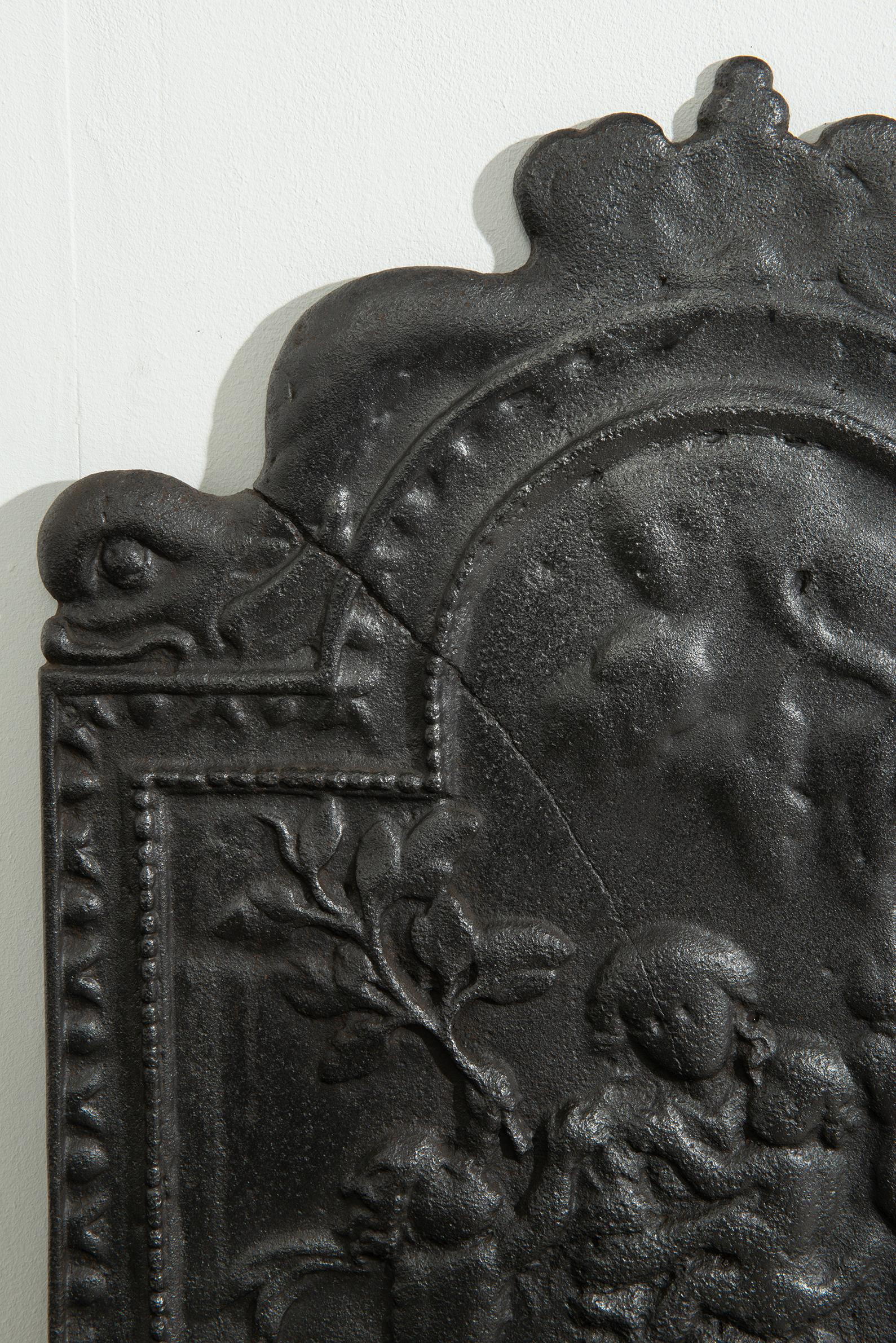 Plaque de cheminée antique en fonte 