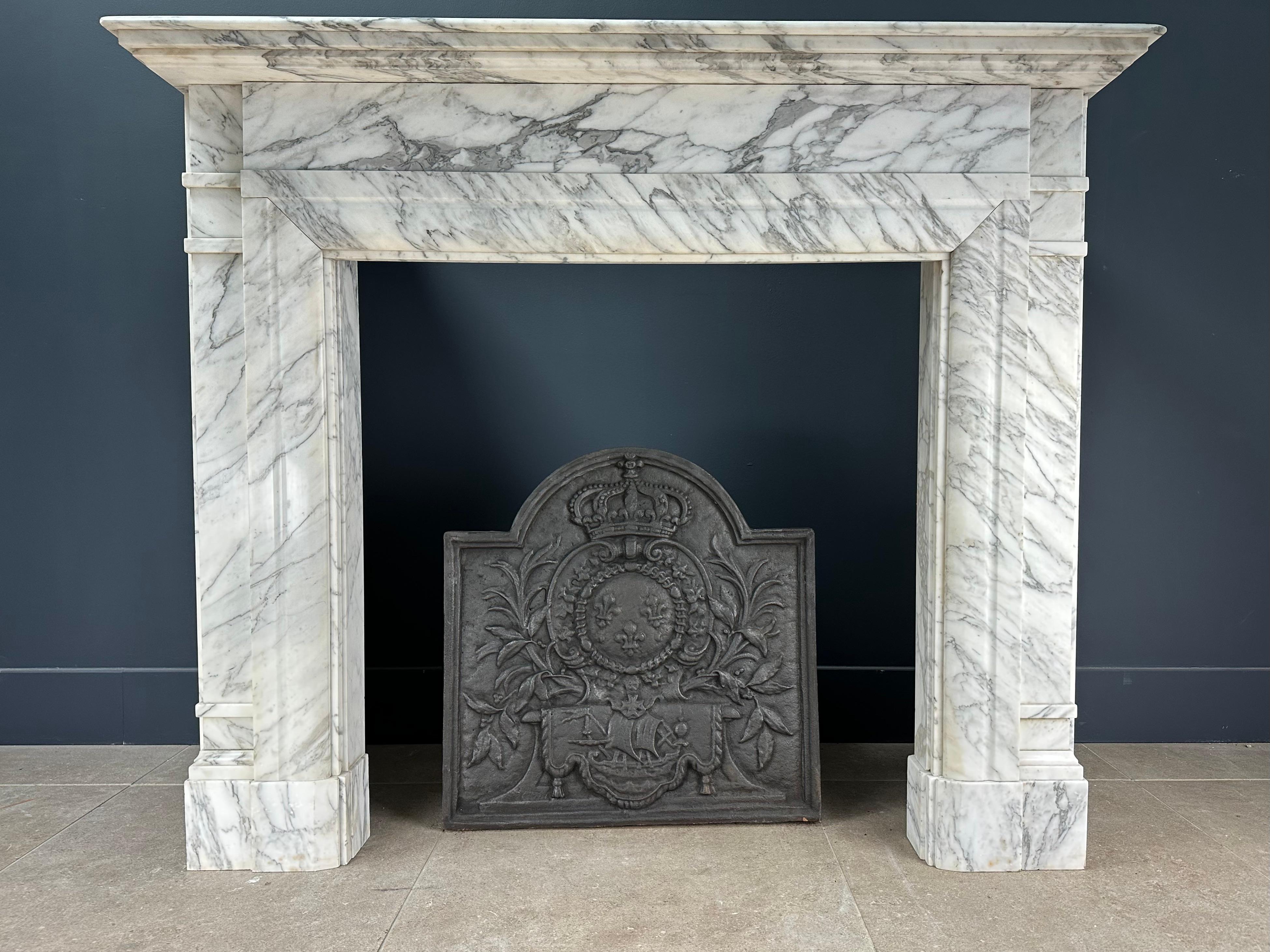 Beautiful l antique cast iron fireback. This fireback has a luxurious look. The fireback can be placed in a working fireplace against the fire wall or placed as a style item in an antique fireplace.

Weight: 50 KG.