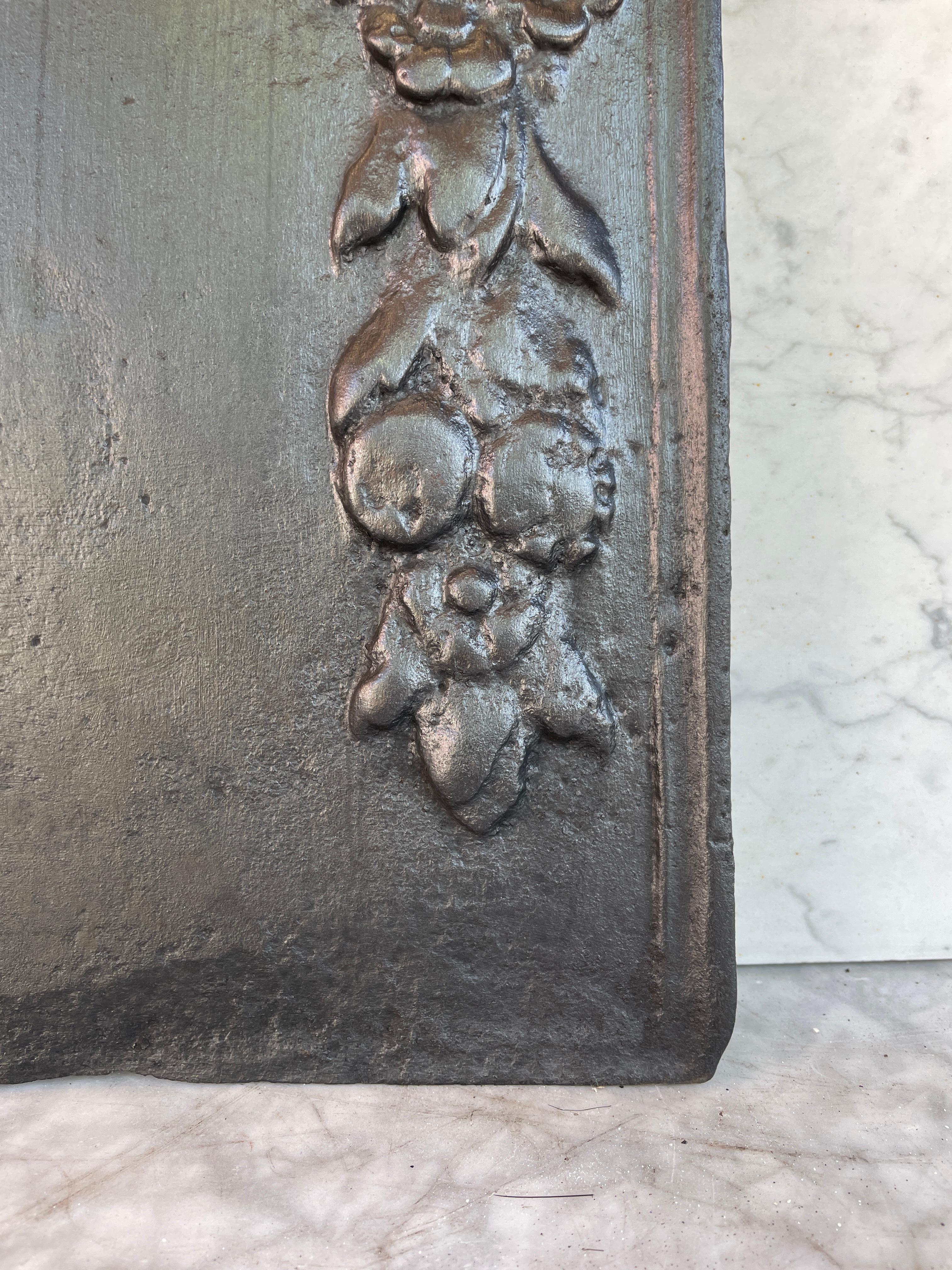 Antique Cast Iron Fireback In Fair Condition For Sale In Oostvoorne, NL