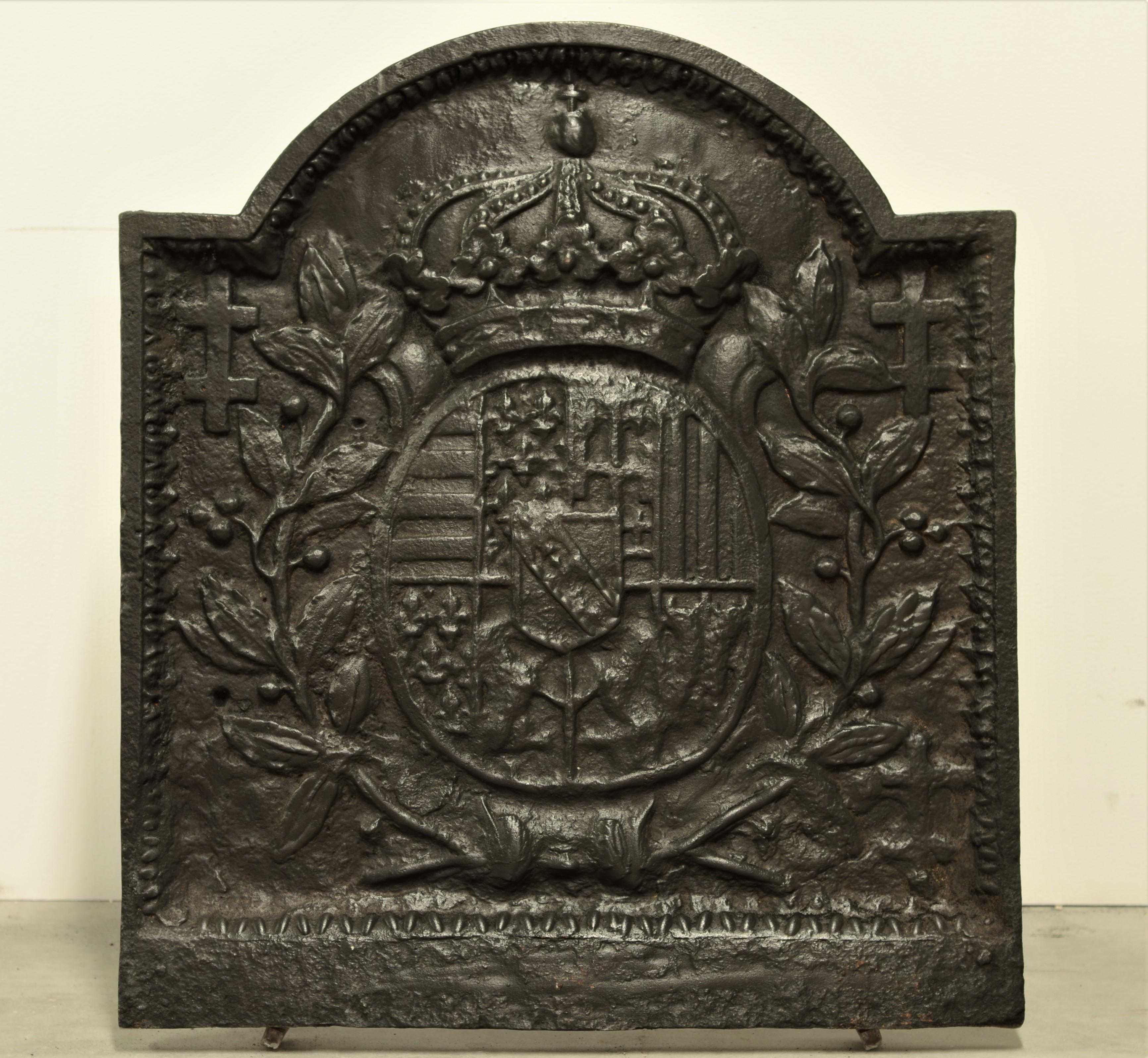 Nice French cast iron fireback showing a coat of arms.
This fireback is in great condition and can be used in a real fire, gas-fire or as a backsplash.




