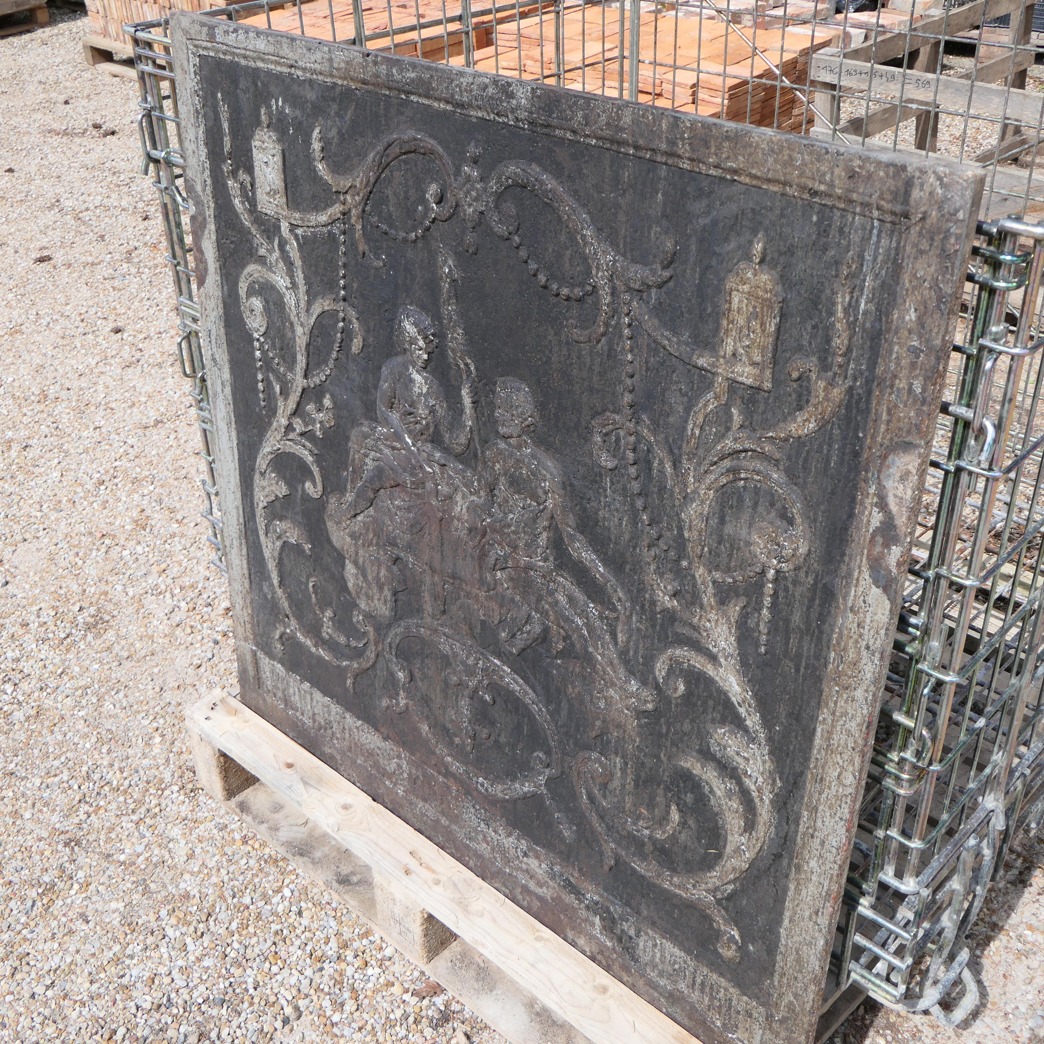 Antique Cast Iron Fireback Panel In Distressed Condition For Sale In COULLONS, FR