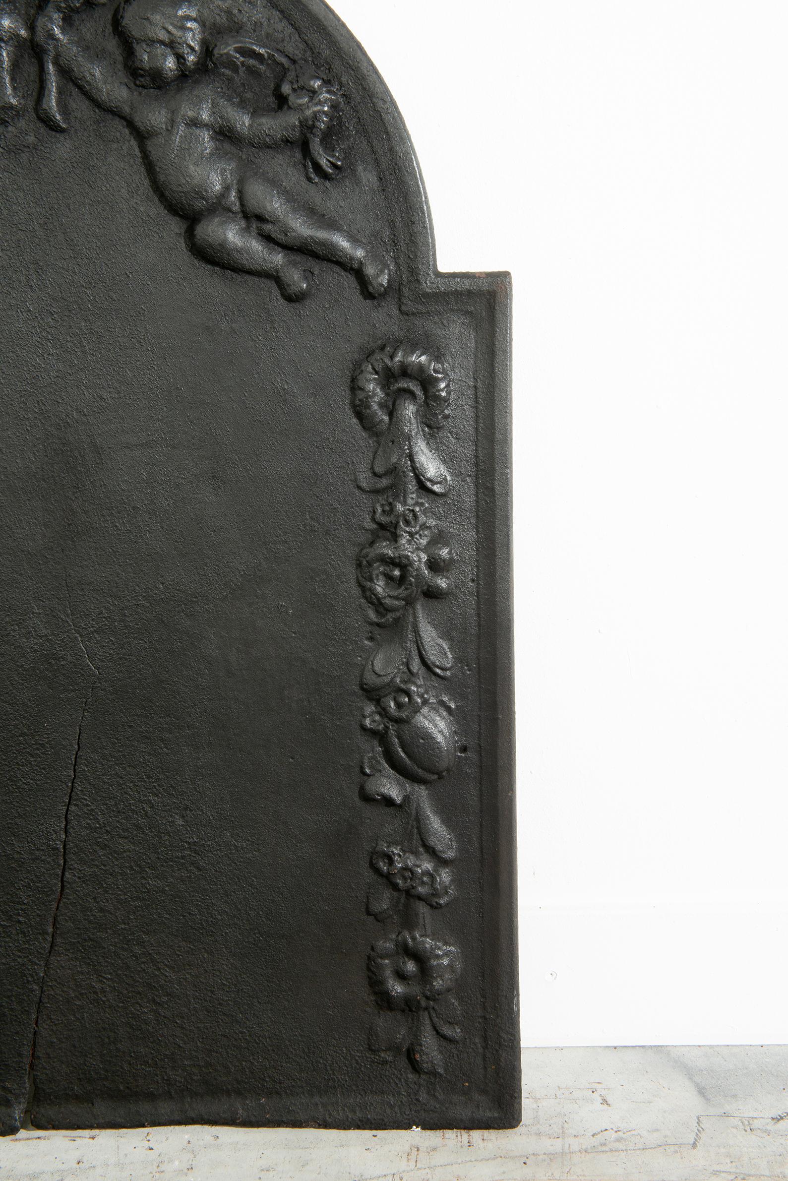 Antique Cast Iron Fireback with Angels / Putti – Exquisite Fireplace Deco In Distressed Condition For Sale In Haarlem, Noord-Holland
