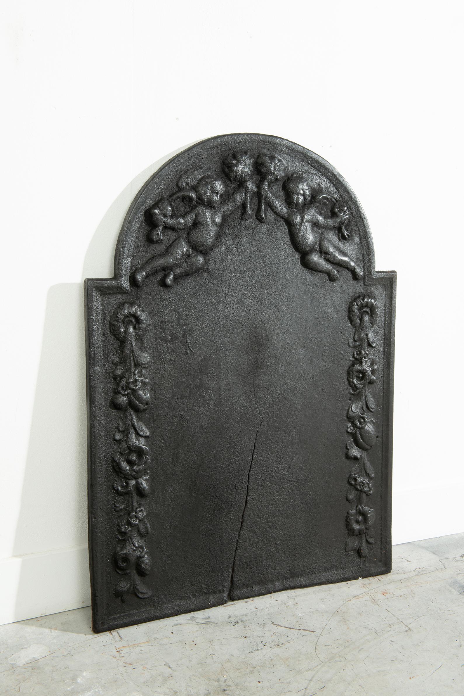 Antique Cast Iron Fireback with Angels / Putti – Exquisite Fireplace Deco For Sale 2