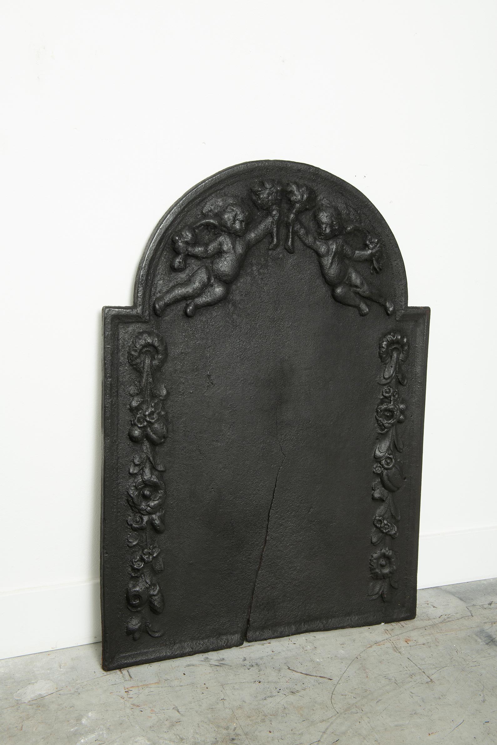 Antique Cast Iron Fireback with Angels / Putti – Exquisite Fireplace Deco For Sale 4