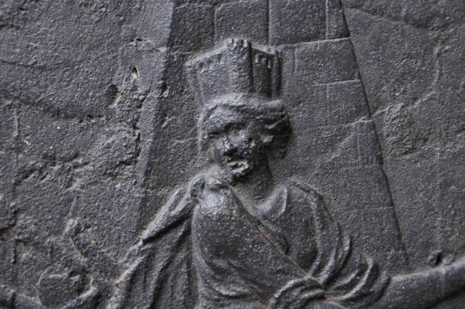 Di grandi dimensioni, questo antico focolare è stato realizzato nel corso del XVIII secolo. Su uno sfondo di rovine architettoniche, sono raffigurati gli stemmi della città di Metz: 