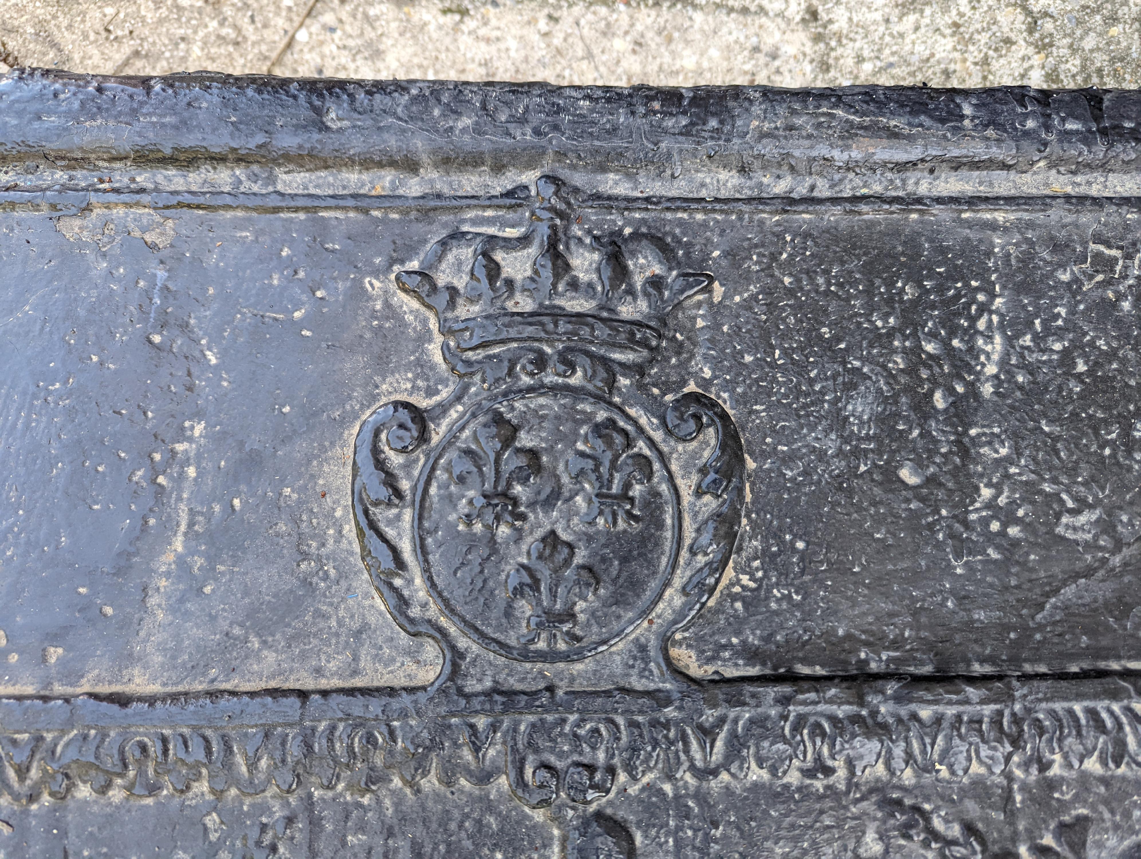 Louis XIV Plaque de cheminée ancienne en fonte avec les armoiries françaises 18ème siècle en vente