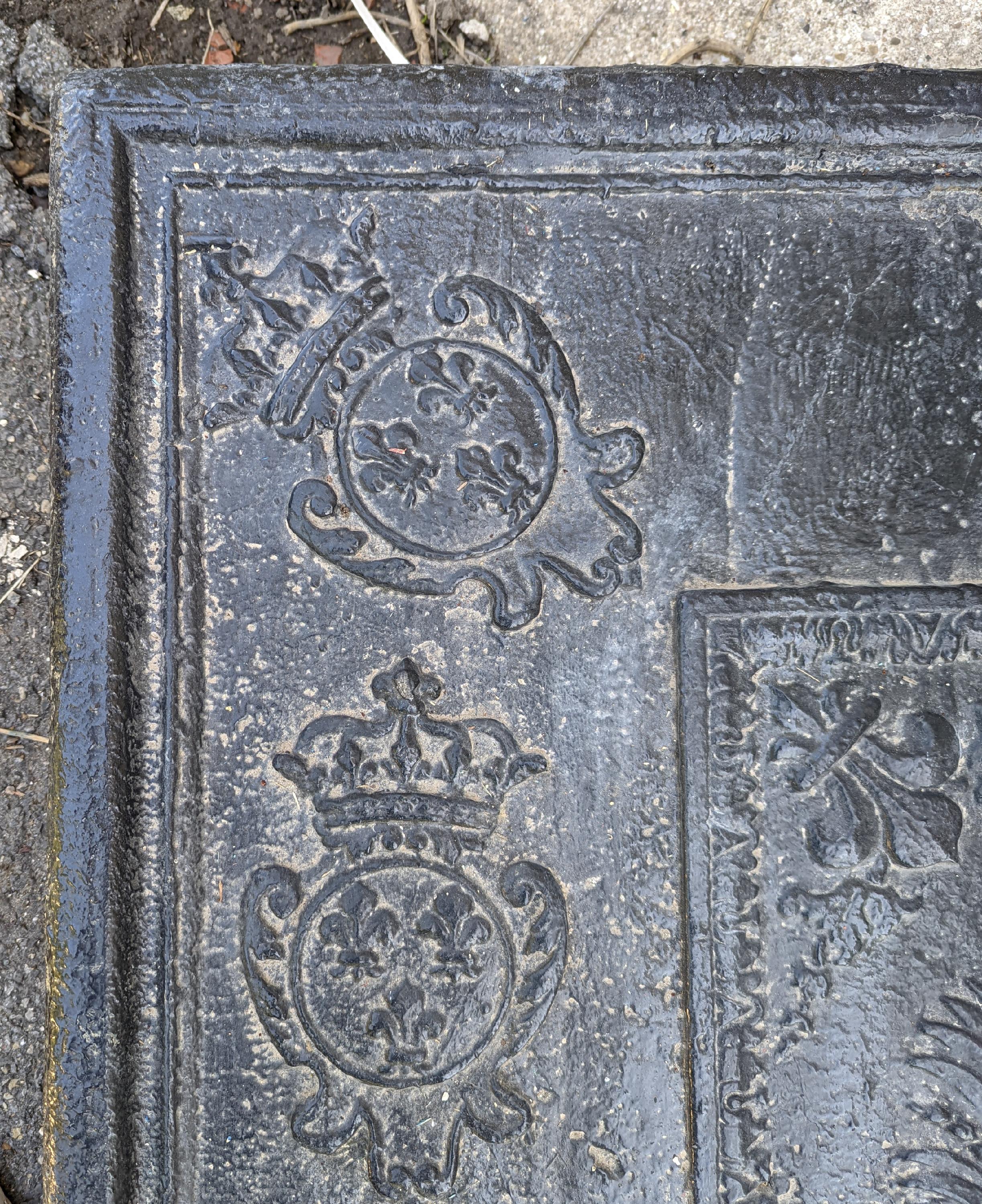 Européen Plaque de cheminée ancienne en fonte avec les armoiries françaises 18ème siècle en vente