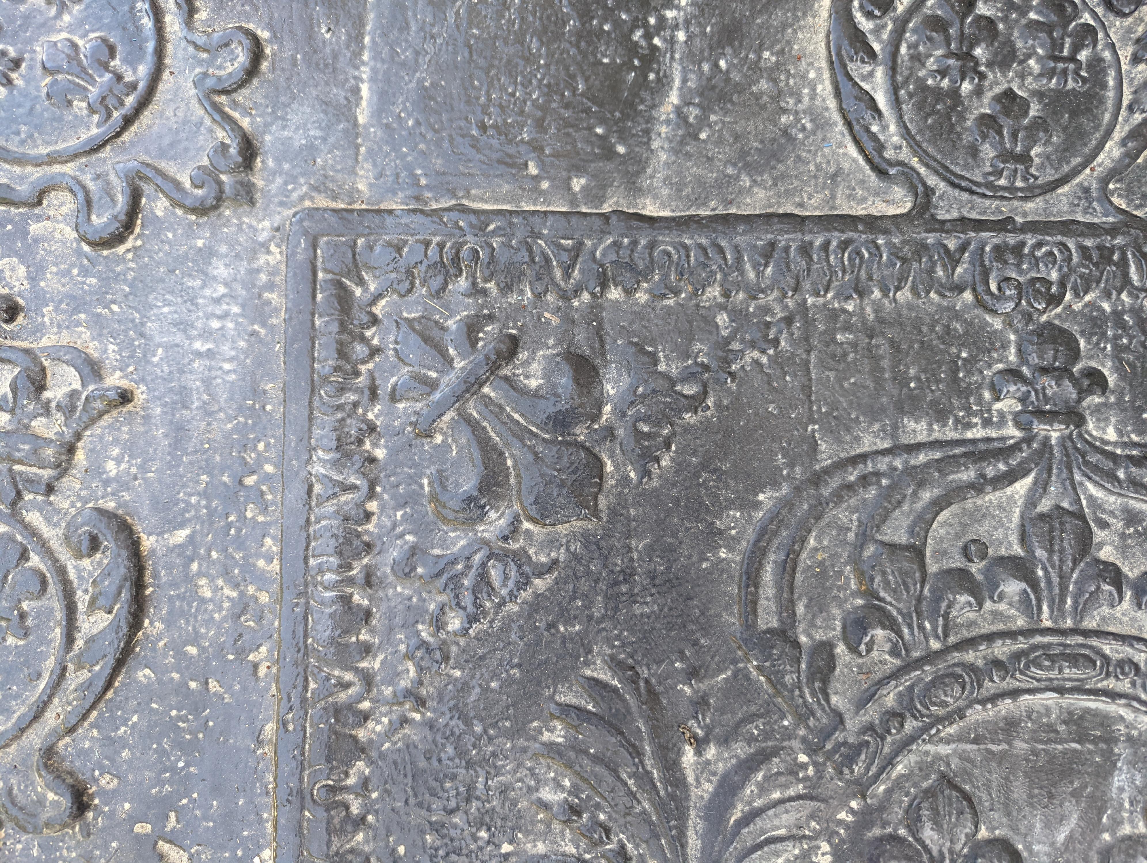 Moulage Plaque de cheminée ancienne en fonte avec les armoiries françaises 18ème siècle en vente
