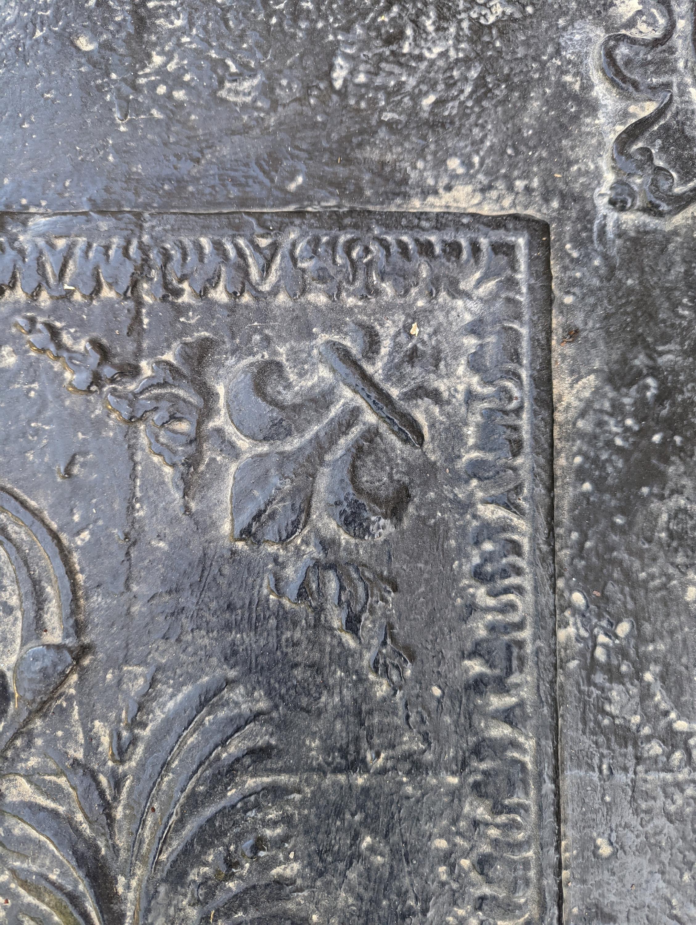 Plaque de cheminée ancienne en fonte avec les armoiries françaises 18ème siècle Bon état - En vente à SAINT-OUEN-SUR-SEINE, FR