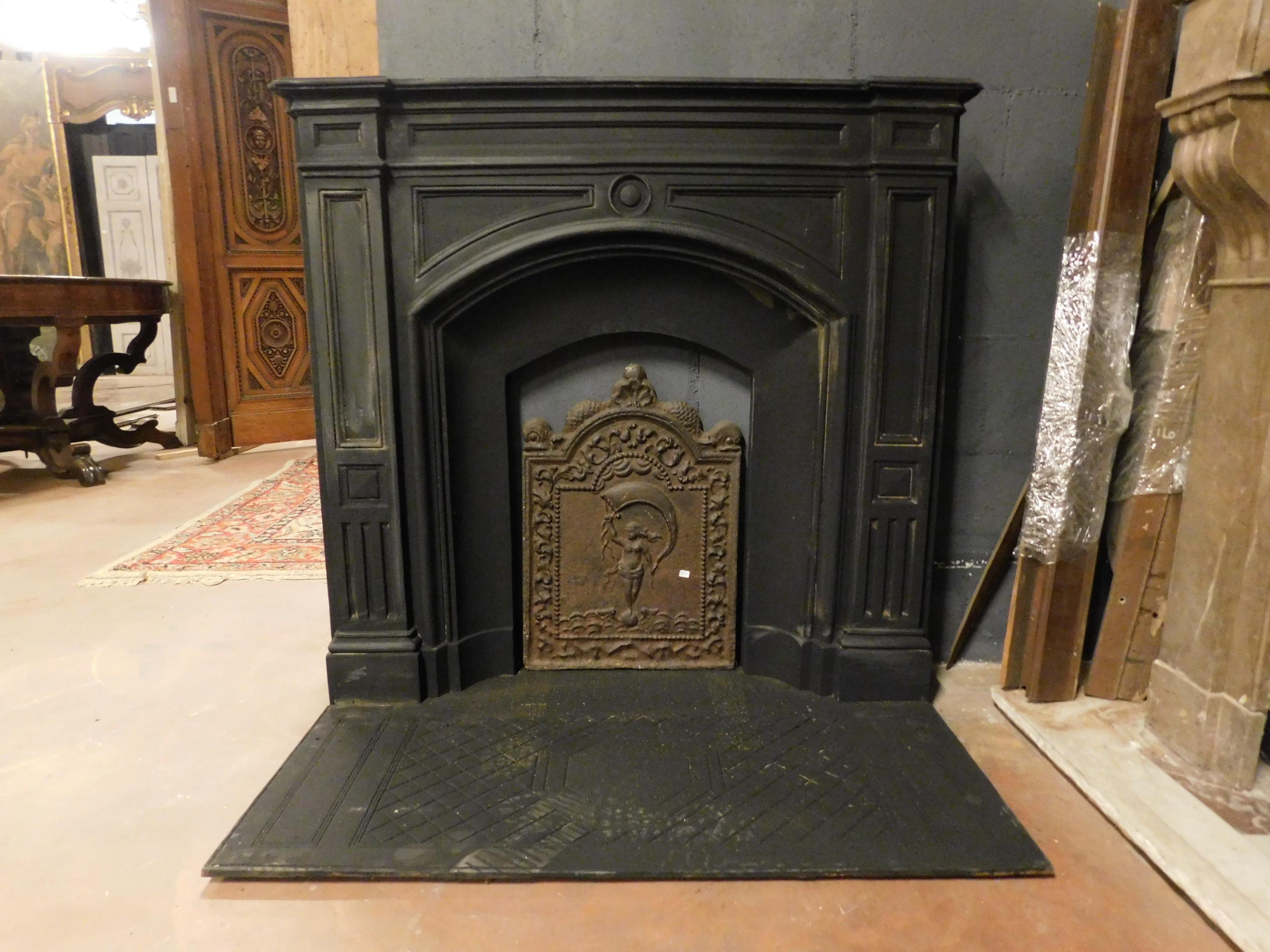 Antique fireplace mantle in cast iron, frame made of black lacquered iron and upper top in lacquered wood, produced towards the end of the 19th century in England.
It has original windowsill on the ground and upper floor in wood, which complete the