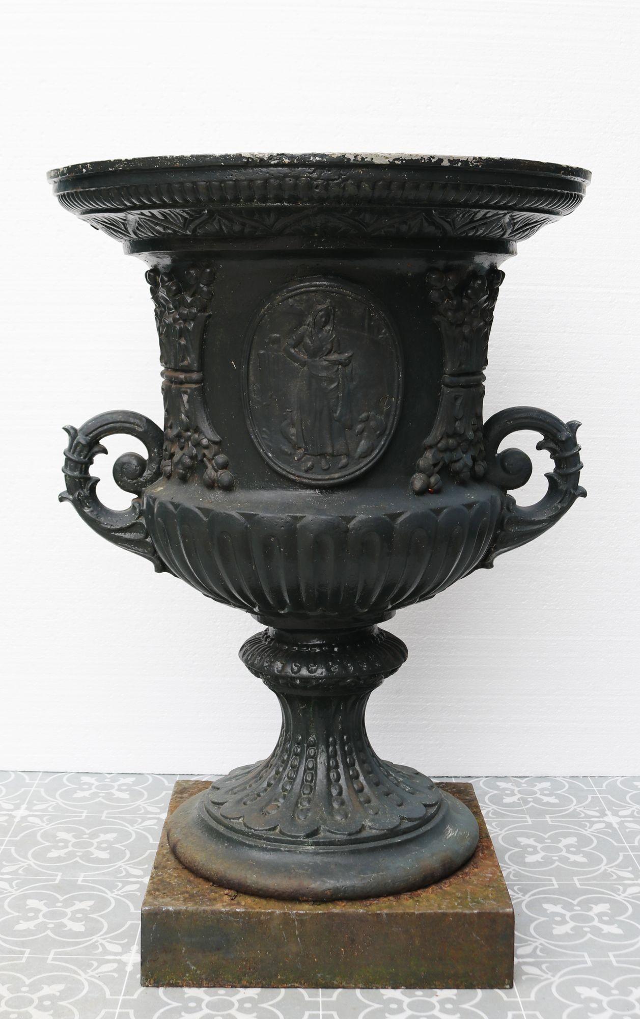 Antique cast iron garden urn. A wonderful garden urn with detailed motifs, finished in dark green.
 
Additional dimensions
Base
38 cm x 38 cm.