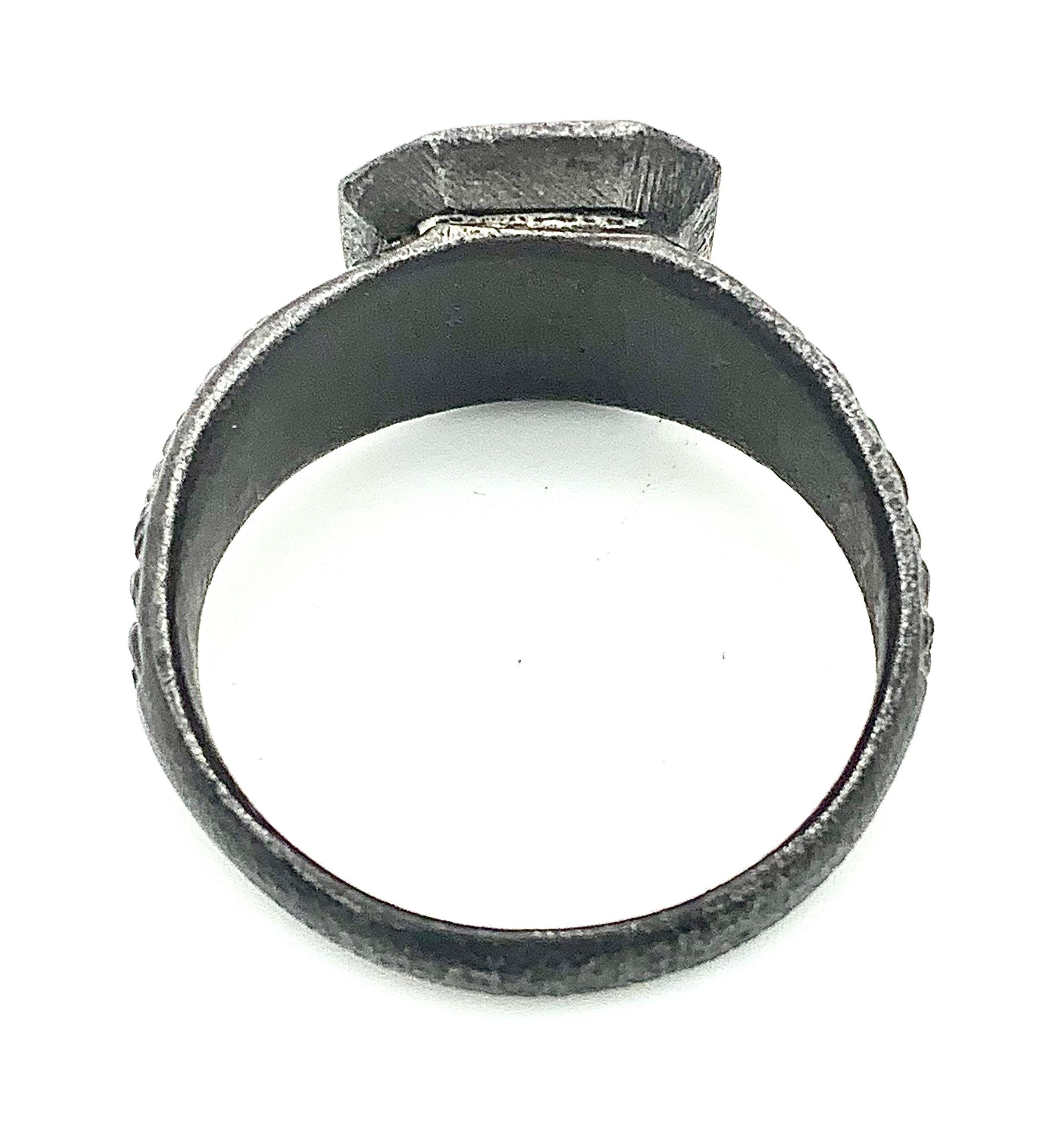 Antique Cast Iron Gents Ring Initial E In Good Condition For Sale In Munich, Bavaria