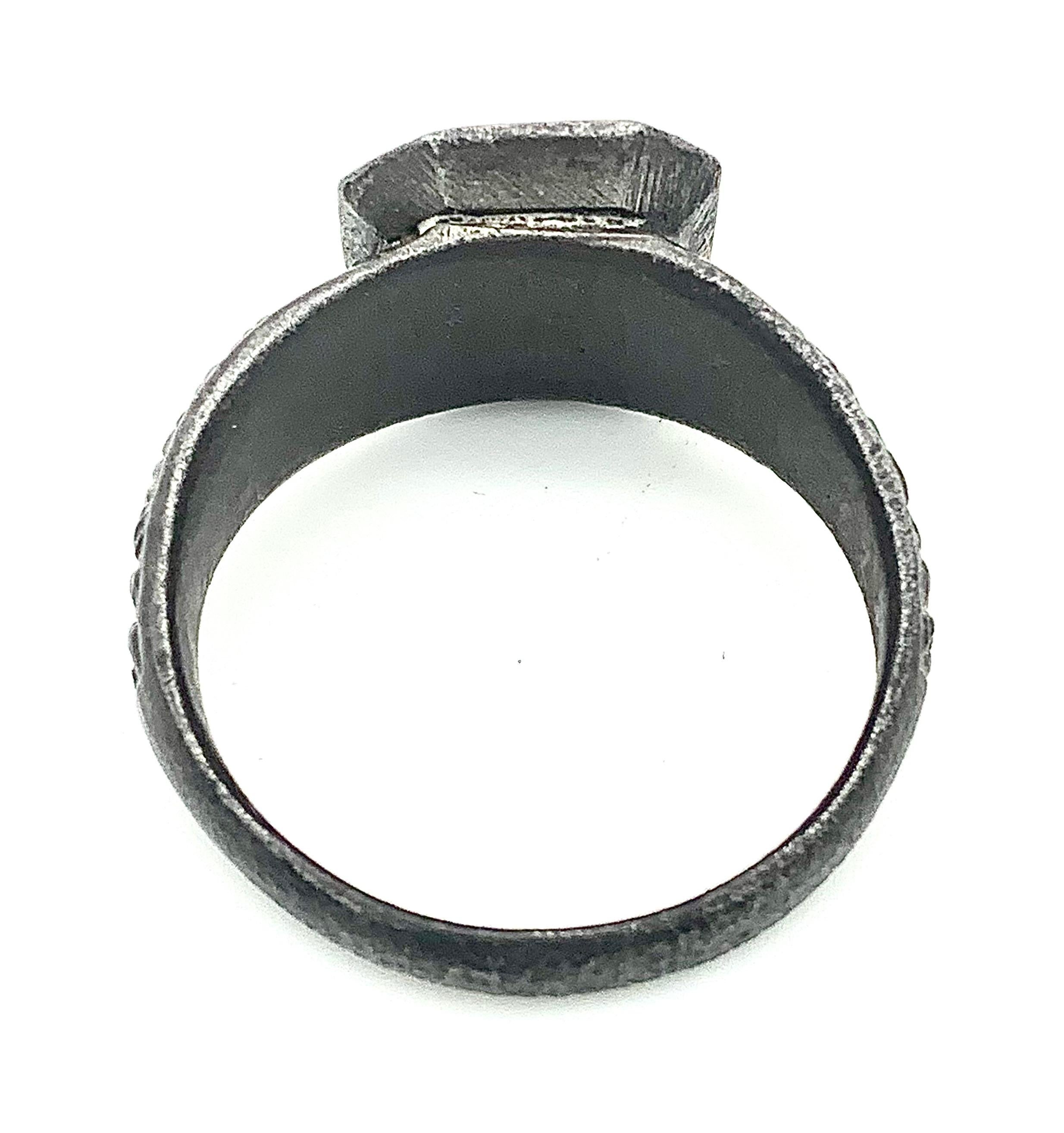 Antique Cast Iron Gents Ring Initial E In Good Condition In Munich, Bavaria