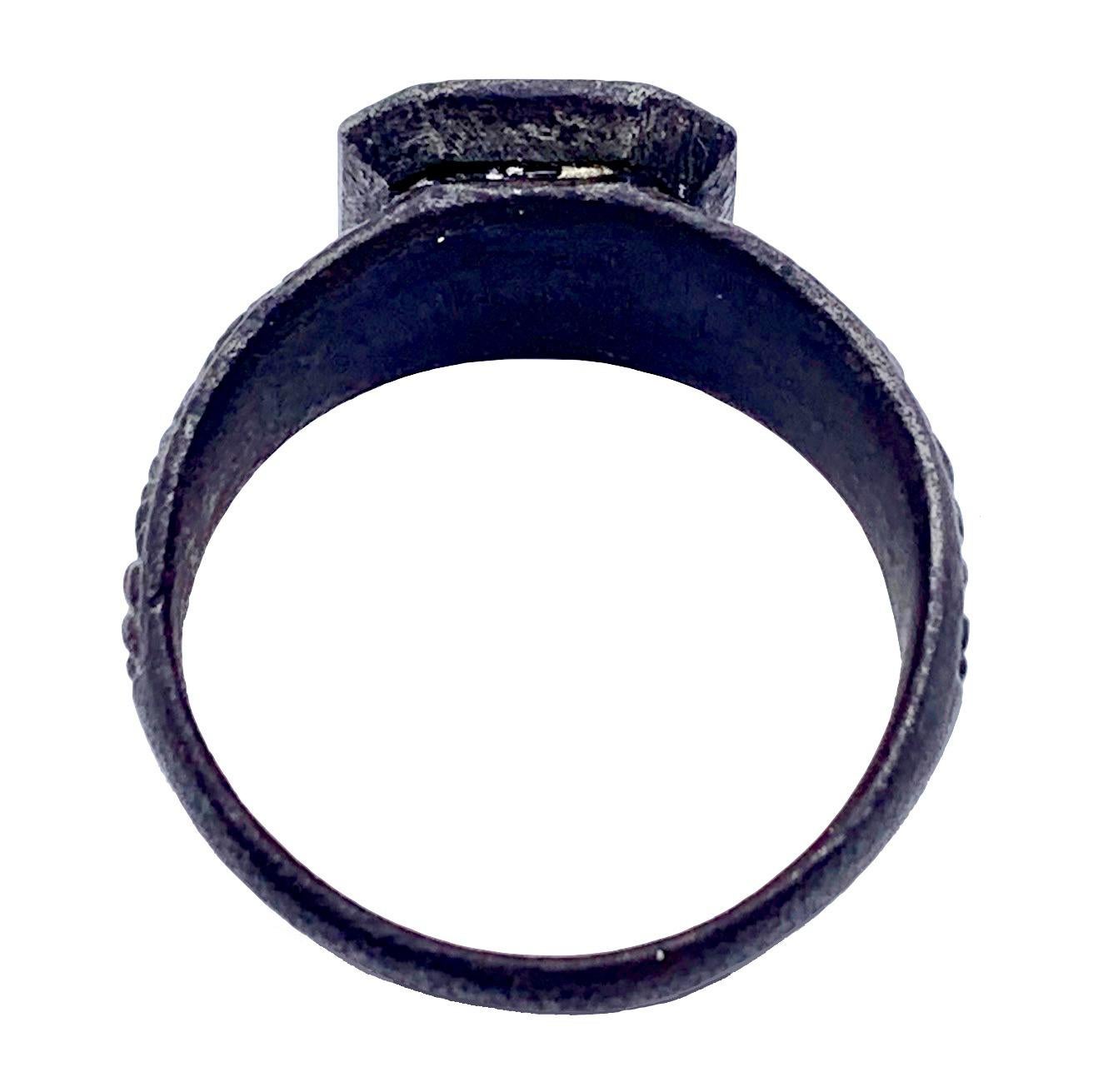 Antique Cast Iron Gents Signet Ring Initial E In Good Condition For Sale In Munich, Bavaria