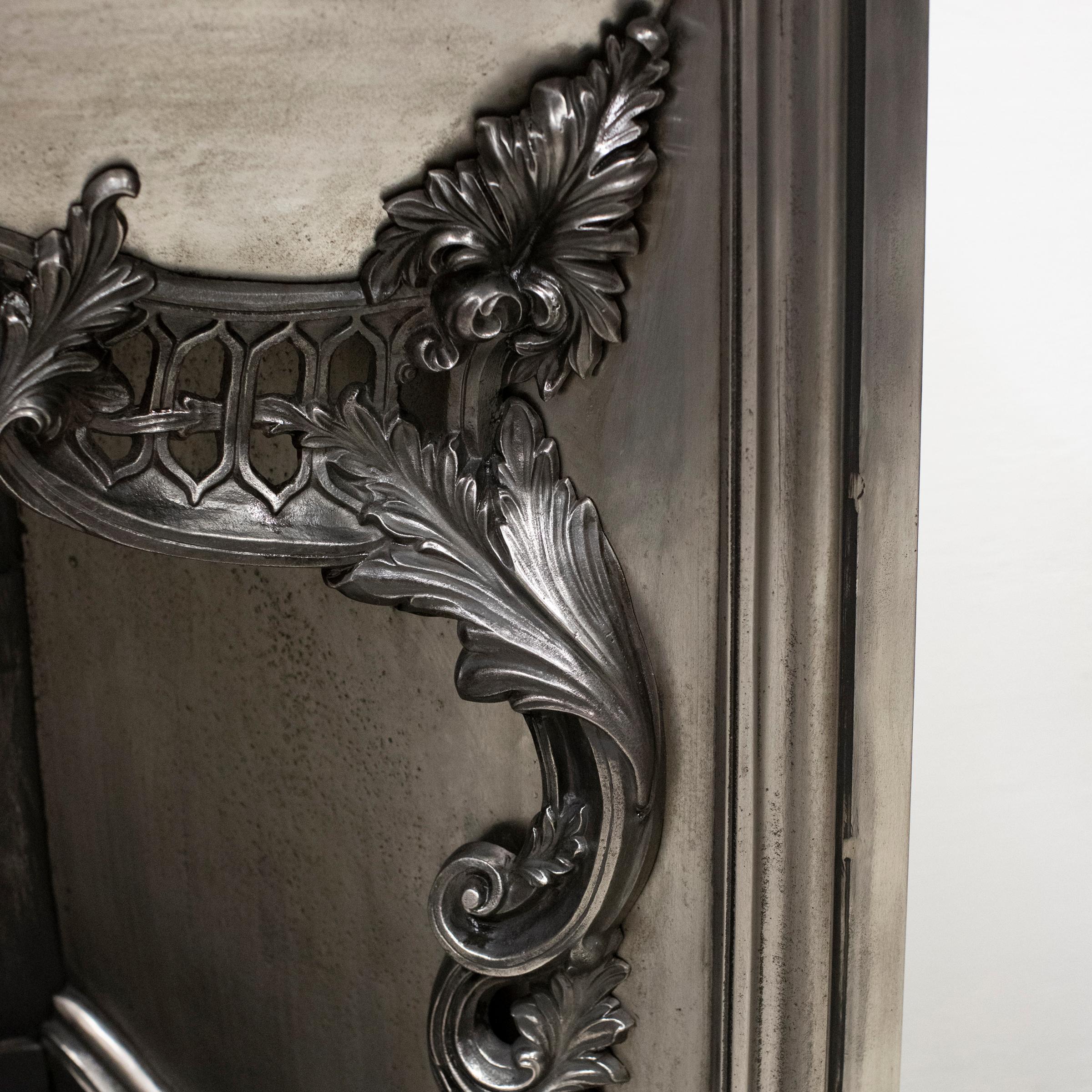 Cette grille de registre William IV d'origine est ornée de détails d'acanthe sur tout le capuchon de l'ouverture.  

Une pièce très grandiose, qui a été entièrement restaurée en interne et qui est prête à être installée et utilisée. La grille peut