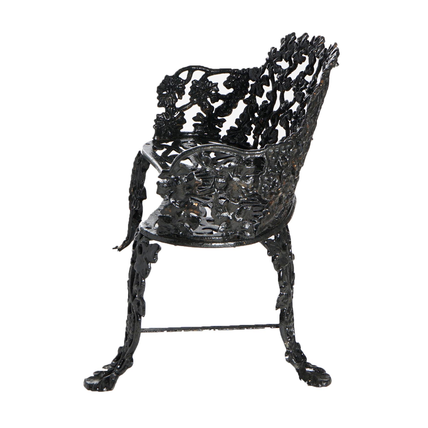 Moulage Banc de jardin antique en fonte à raisins et feuilles, peint en noir, vers 1940