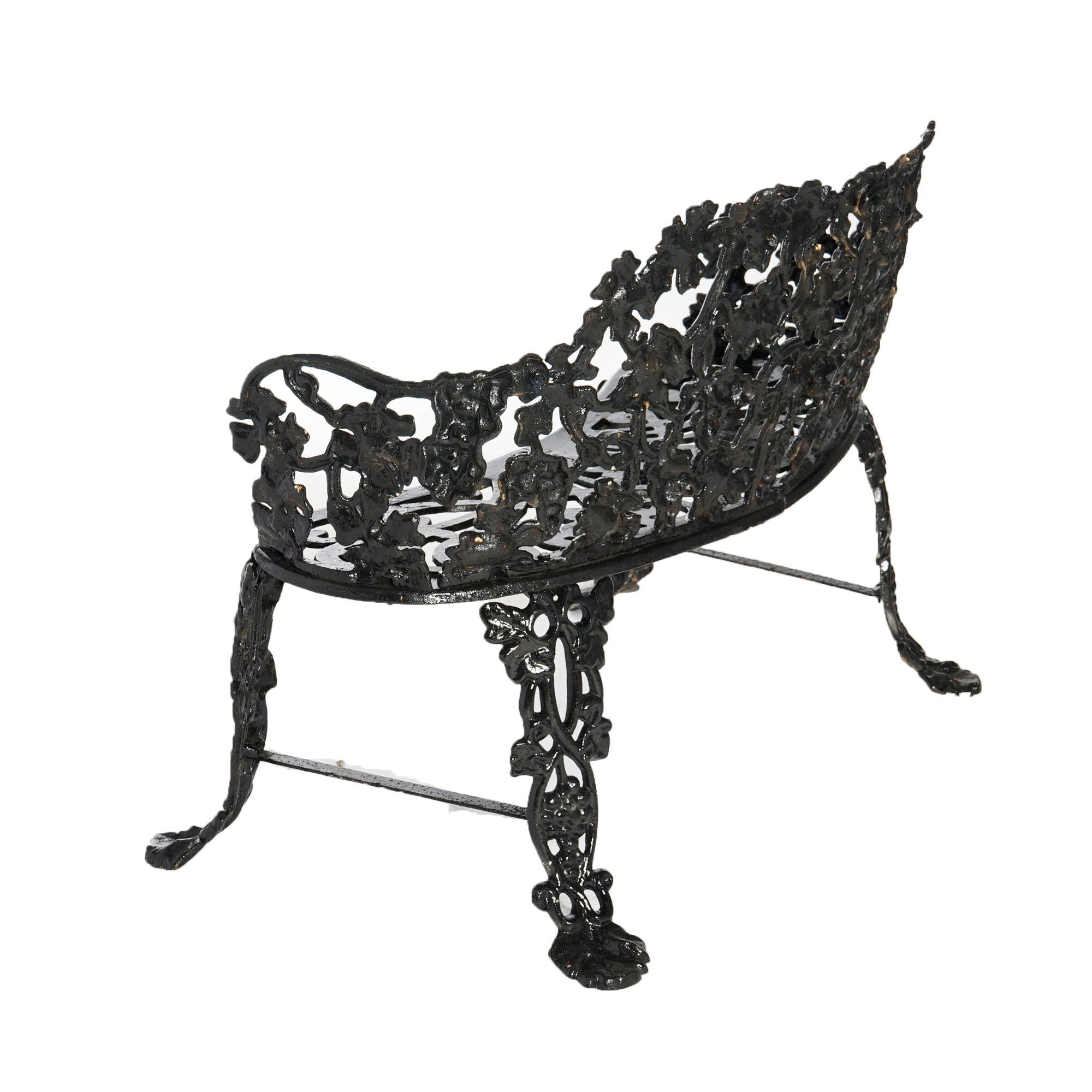 Banc de jardin antique en fonte à raisins et feuilles, peint en noir, vers 1940 Bon état à Big Flats, NY
