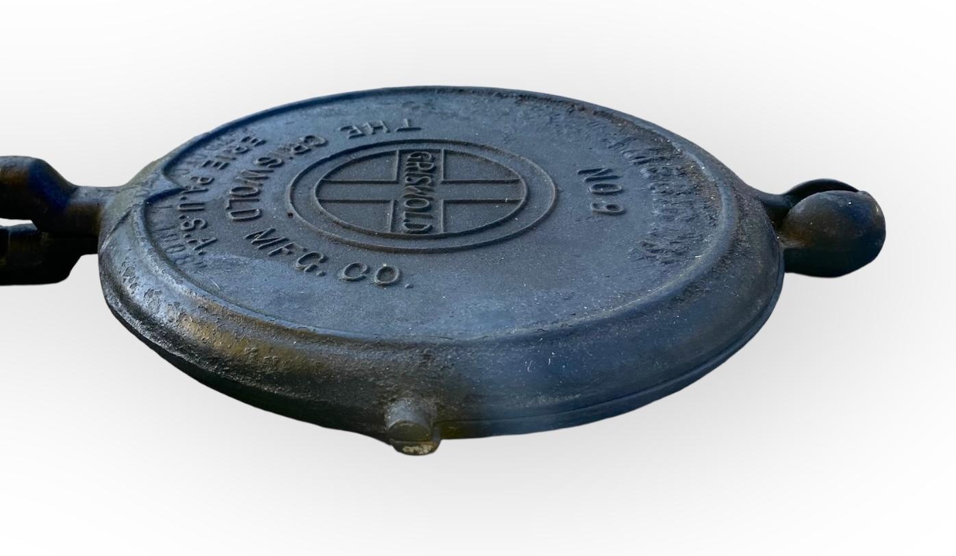 Antikes Gusseisen Griswold #8 Waffeleisen im Angebot 5