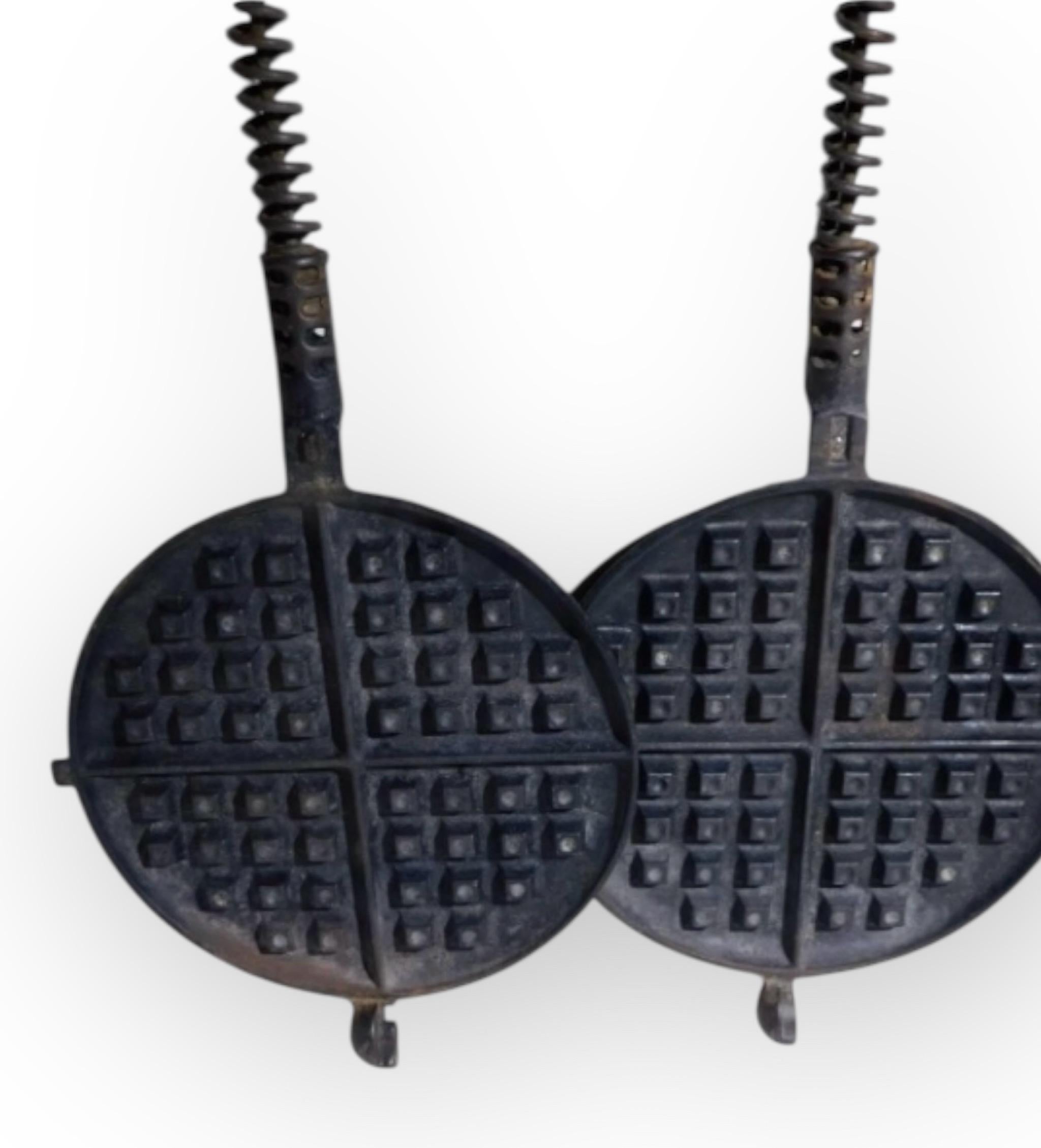 Antikes Gusseisen Griswold #8 Waffeleisen (Rustikal) im Angebot